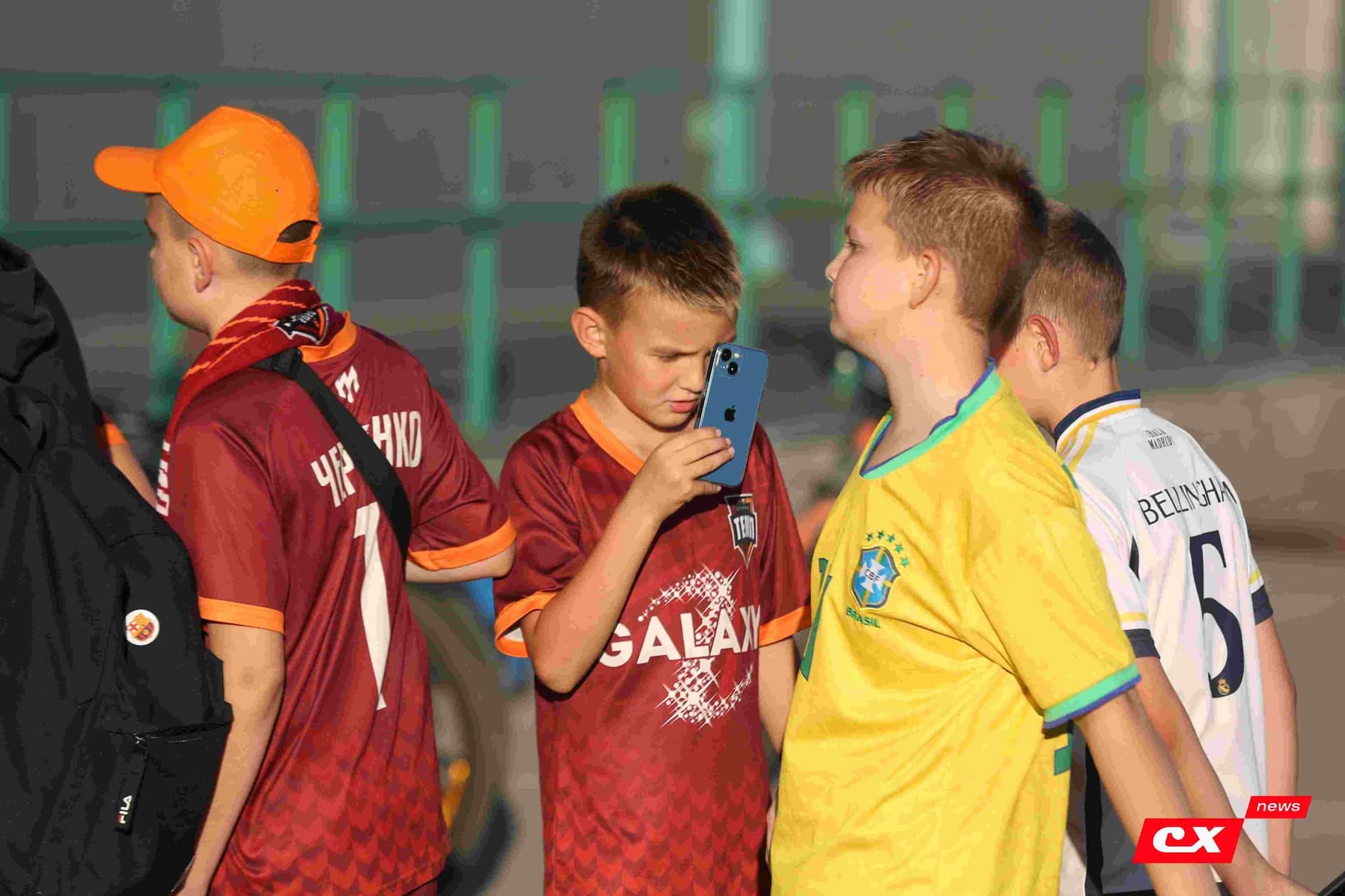 «Темп» 1:1 «КДВ». Третья лига. 26.09.2025. Владимир Мартынов («CX News») и Александр Чёрный («Алтайский спорт») — кадр 6