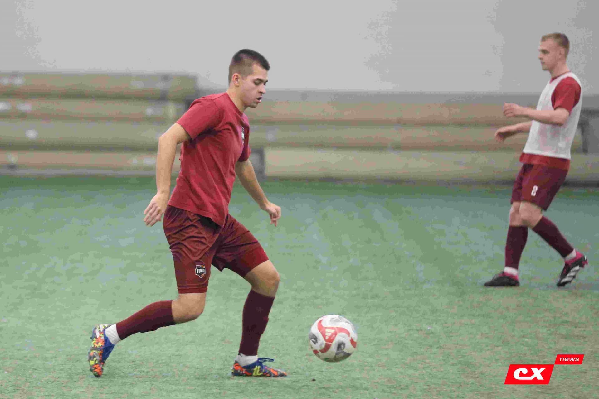 «Темп» 1:1 «КДВ». Третья лига. 26.09.2025. Владимир Мартынов («CX News») и Александр Чёрный («Алтайский спорт») — кадр 101