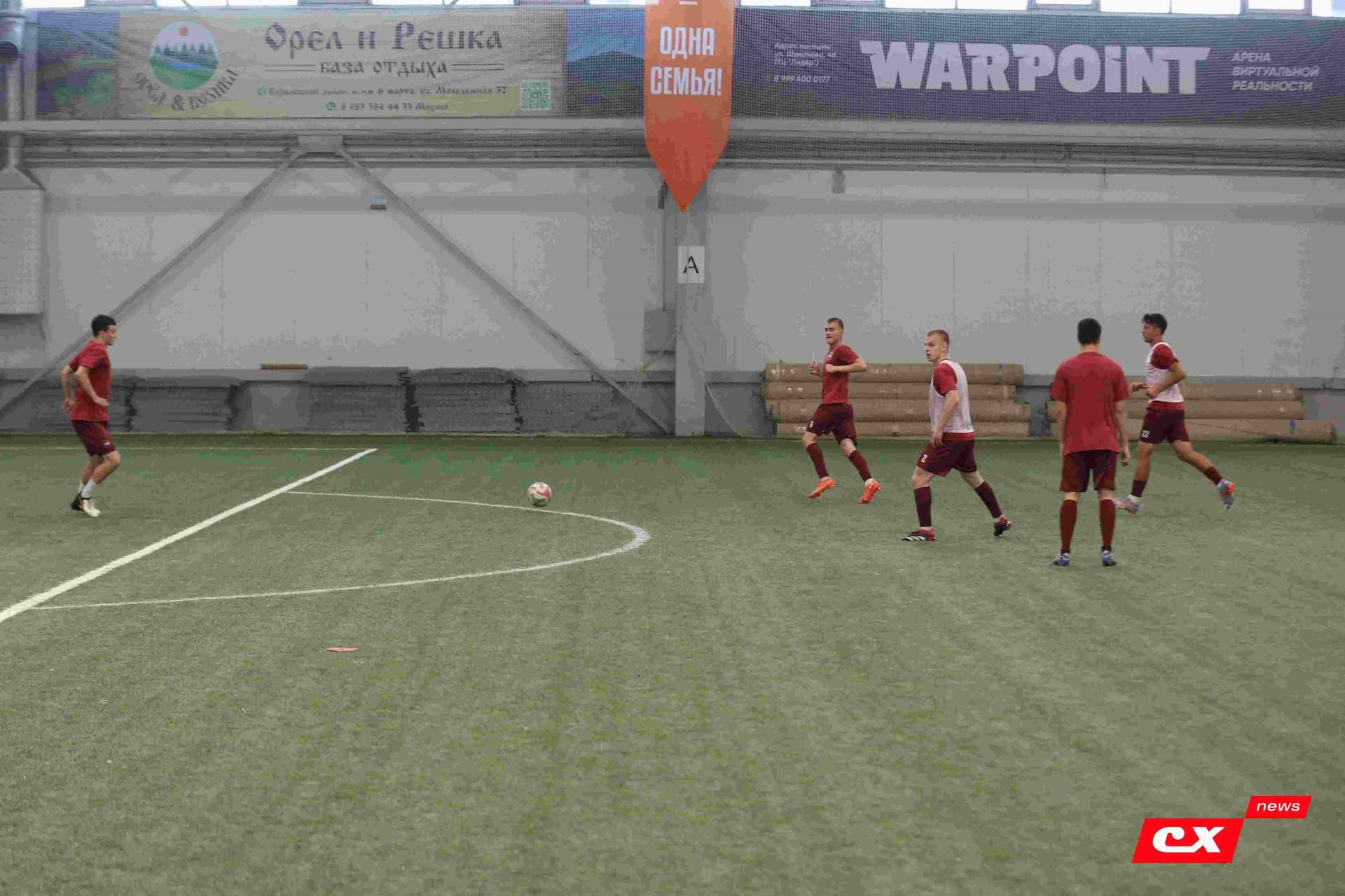 «Темп» 1:1 «КДВ». Третья лига. 26.09.2025. Владимир Мартынов («CX News») и Александр Чёрный («Алтайский спорт») — кадр 106