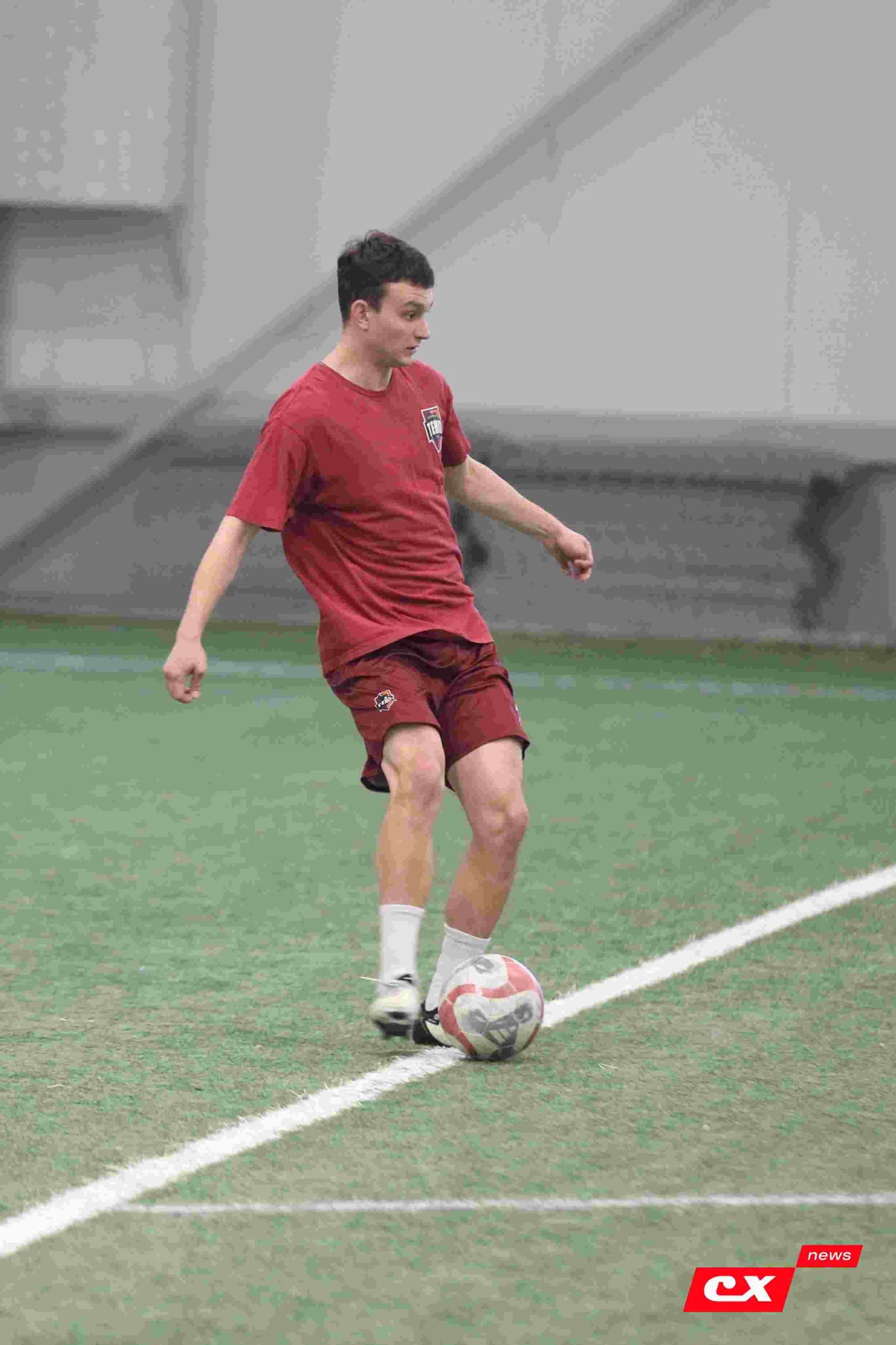 «Темп» 1:1 «КДВ». Третья лига. 26.09.2025. Владимир Мартынов («CX News») и Александр Чёрный («Алтайский спорт») — кадр 108