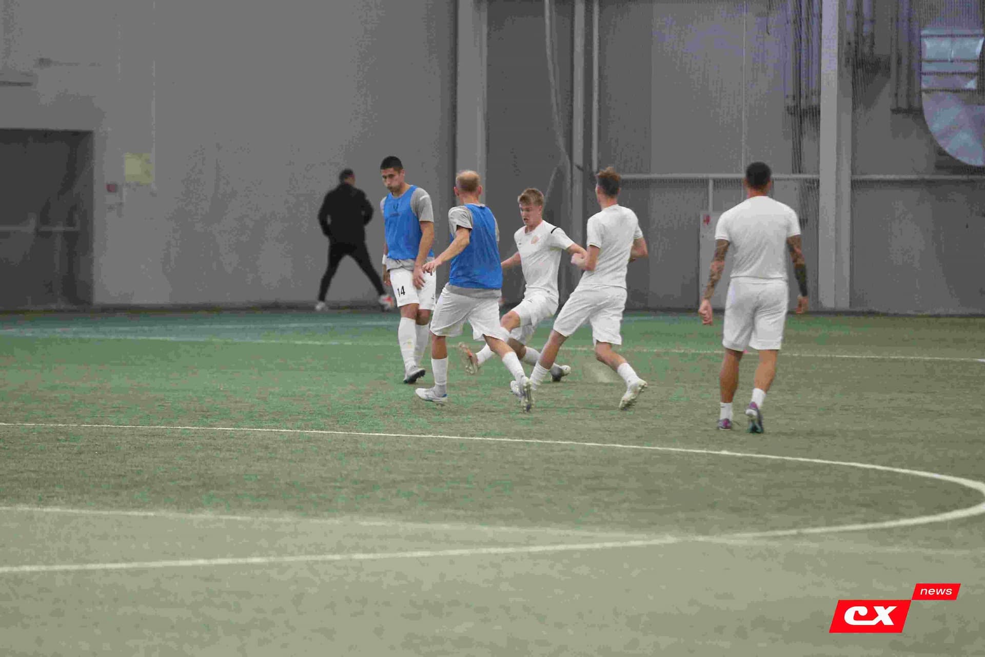 «Темп» 1:1 «КДВ». Третья лига. 26.09.2025. Владимир Мартынов («CX News») и Александр Чёрный («Алтайский спорт») — кадр 111