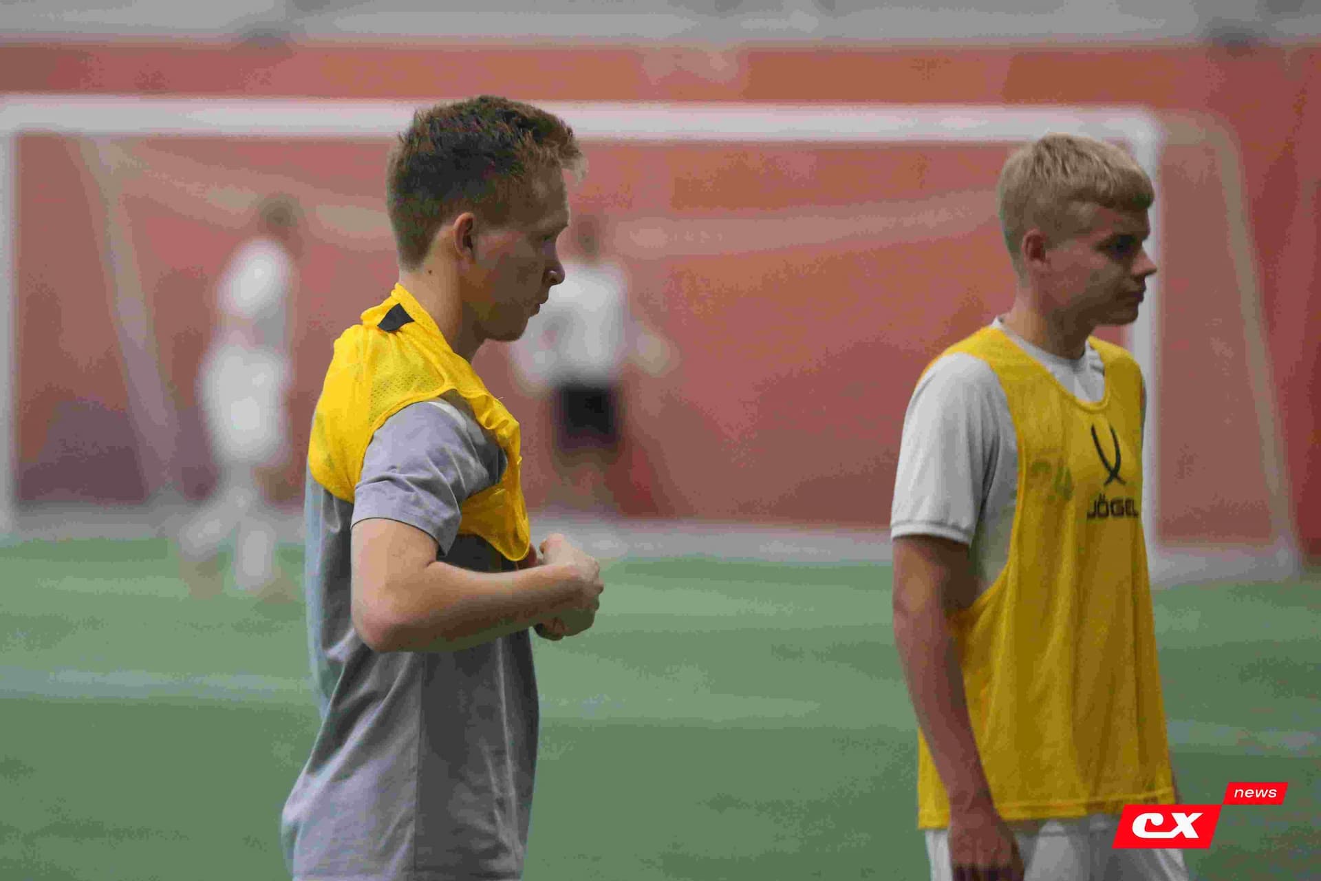 «Темп» 1:1 «КДВ». Третья лига. 26.09.2025. Владимир Мартынов («CX News») и Александр Чёрный («Алтайский спорт») — кадр 113