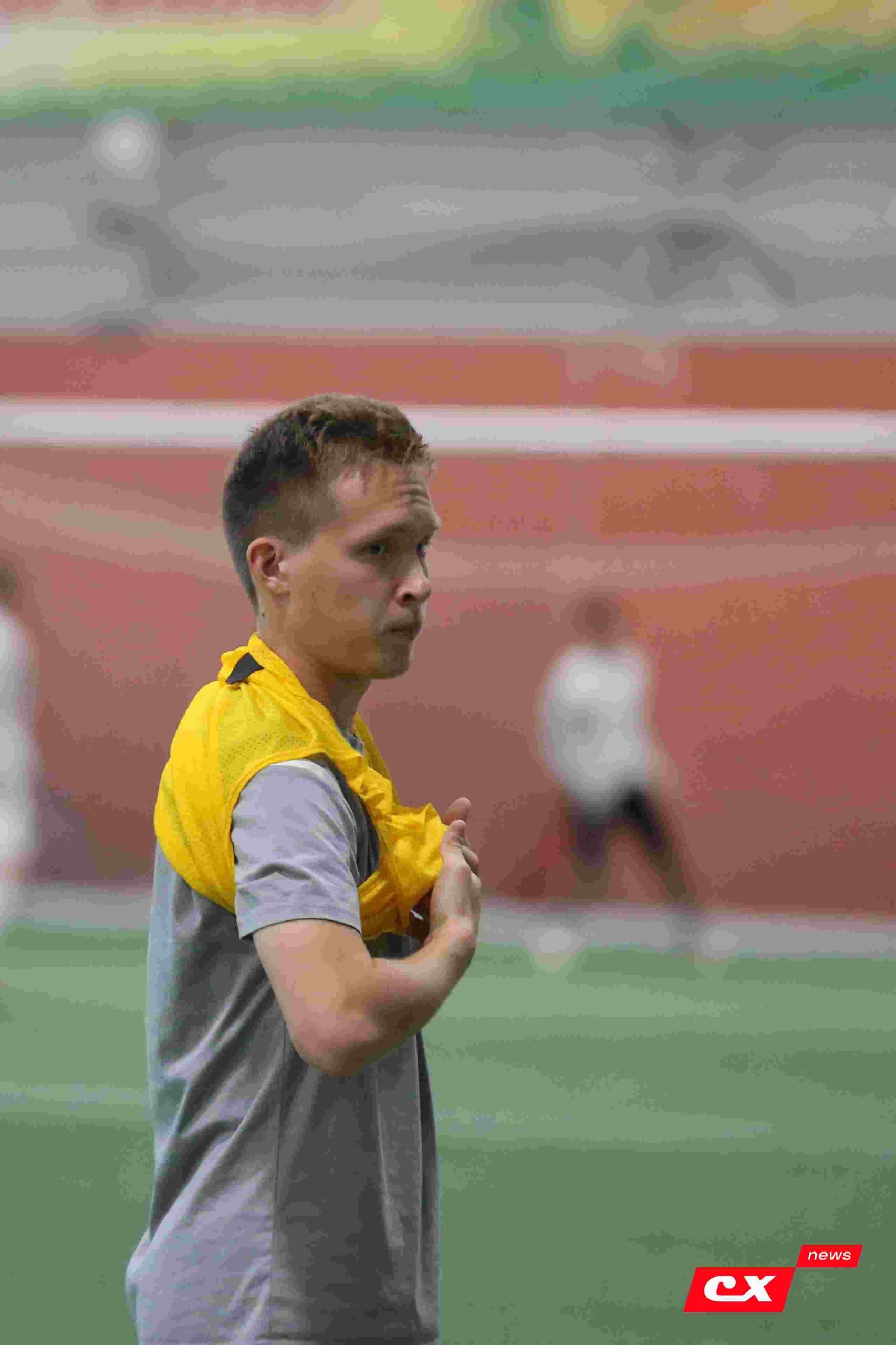 «Темп» 1:1 «КДВ». Третья лига. 26.09.2025. Владимир Мартынов («CX News») и Александр Чёрный («Алтайский спорт») — кадр 114