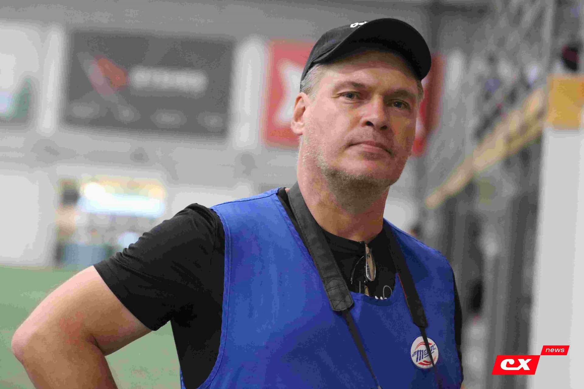 «Темп» 1:1 «КДВ». Третья лига. 26.09.2025. Владимир Мартынов («CX News») и Александр Чёрный («Алтайский спорт») — кадр 122