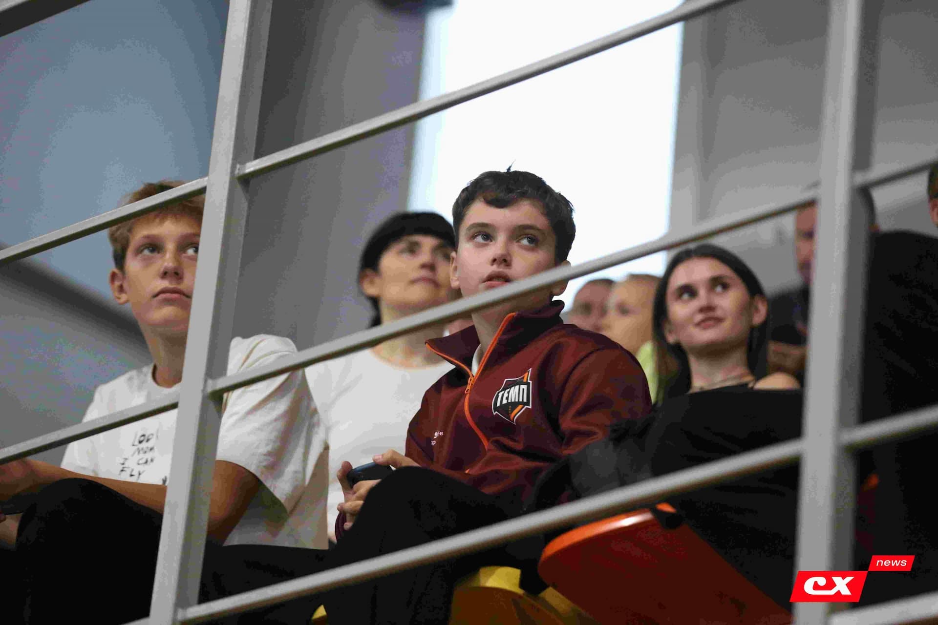 «Темп» 1:1 «КДВ». Третья лига. 26.09.2025. Владимир Мартынов («CX News») и Александр Чёрный («Алтайский спорт») — кадр 125