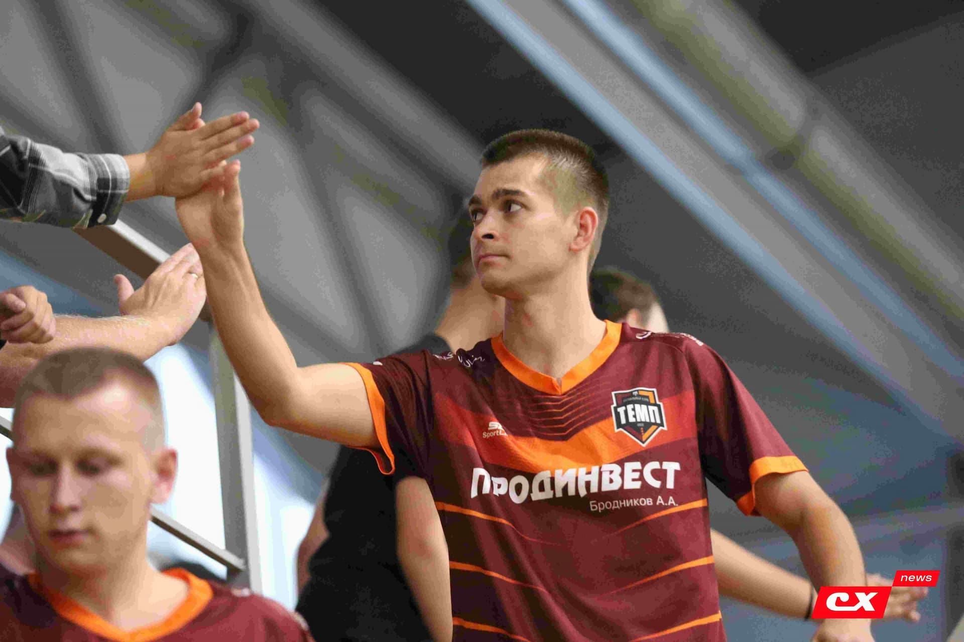 «Темп» 1:1 «КДВ». Третья лига. 26.09.2025. Владимир Мартынов («CX News») и Александр Чёрный («Алтайский спорт») — кадр 129