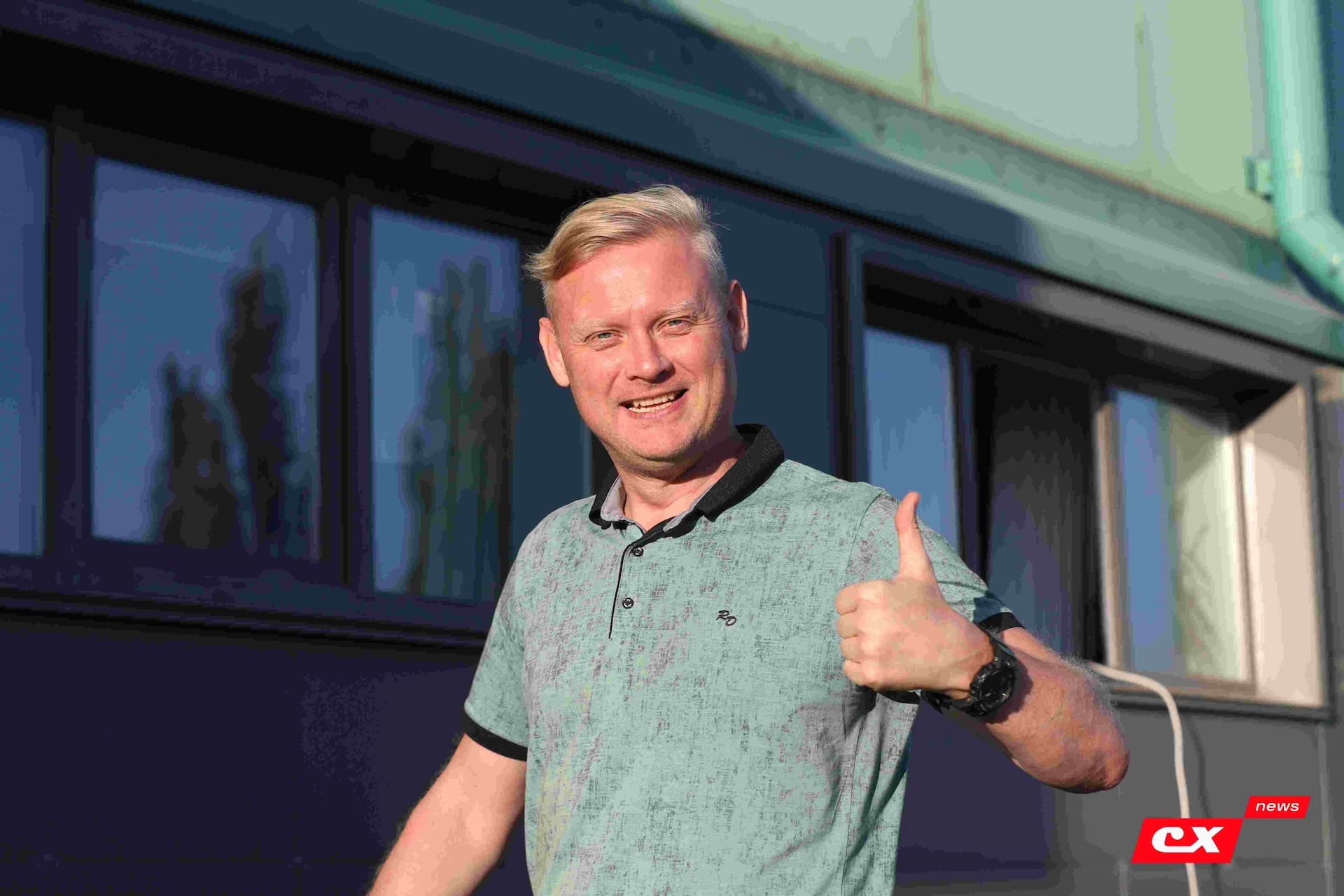 «Темп» 1:1 «КДВ». Третья лига. 26.09.2025. Владимир Мартынов («CX News») и Александр Чёрный («Алтайский спорт») — кадр 18