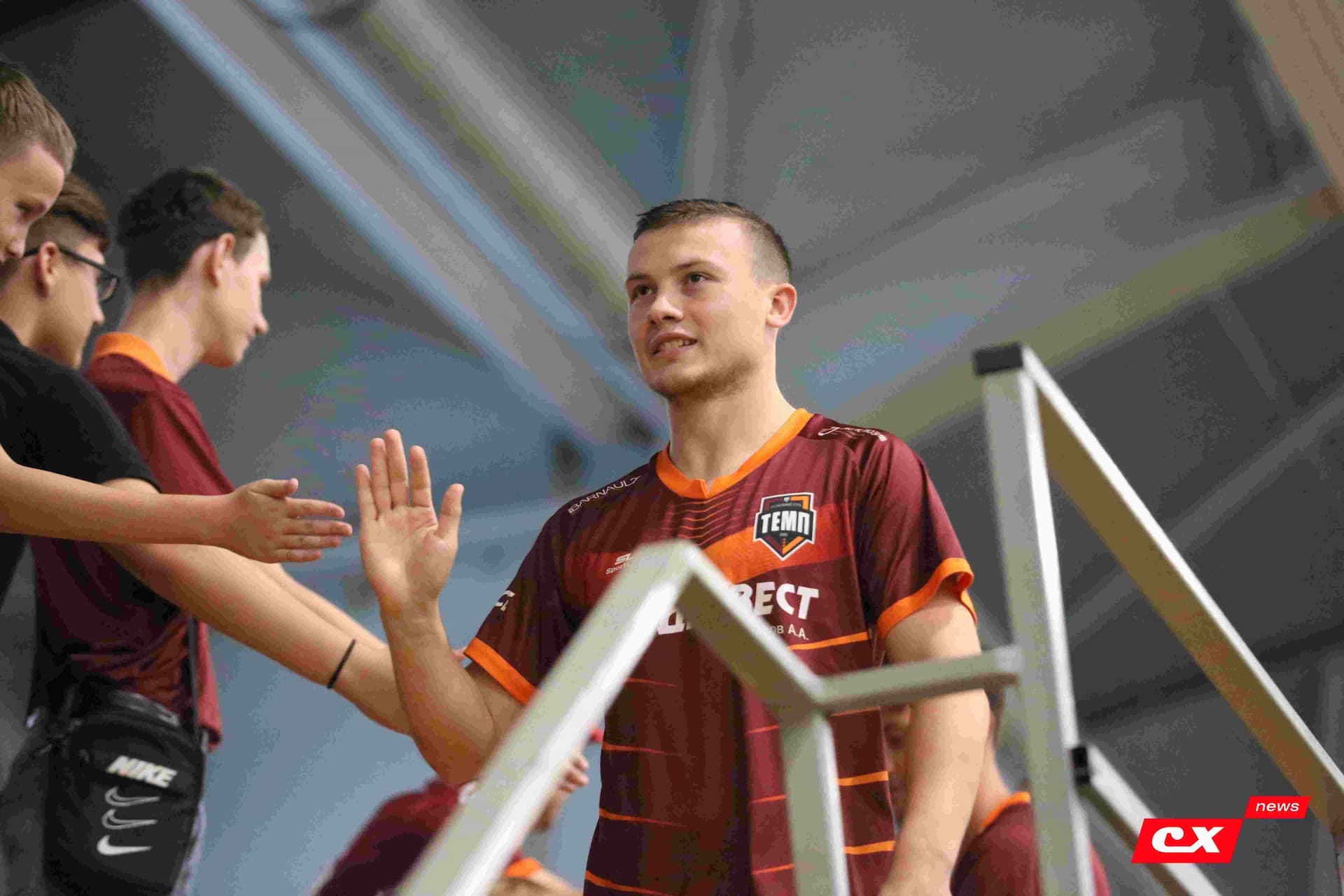 «Темп» 1:1 «КДВ». Третья лига. 26.09.2025. Владимир Мартынов («CX News») и Александр Чёрный («Алтайский спорт») — кадр 130