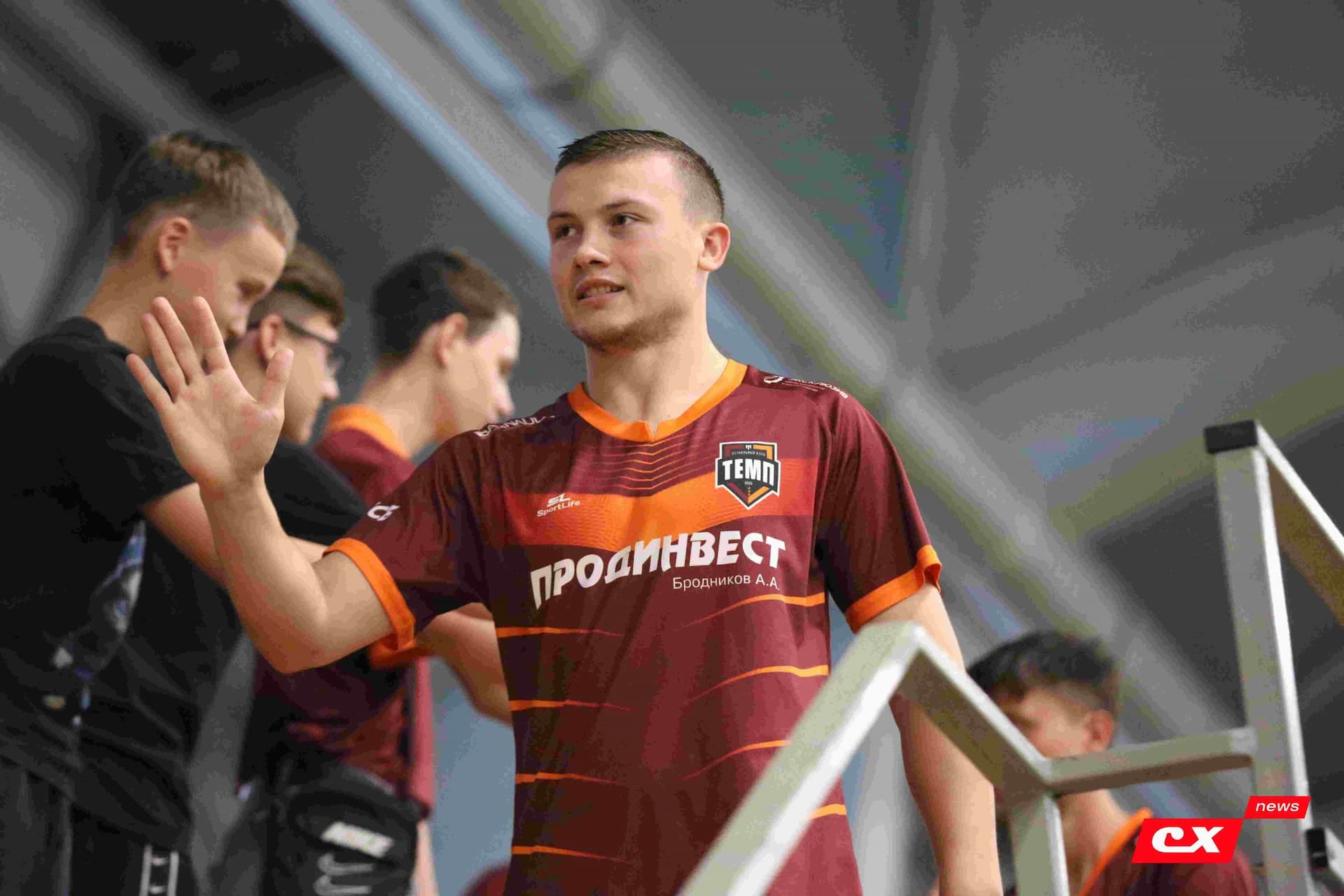 «Темп» 1:1 «КДВ». Третья лига. 26.09.2025. Владимир Мартынов («CX News») и Александр Чёрный («Алтайский спорт») — кадр 131