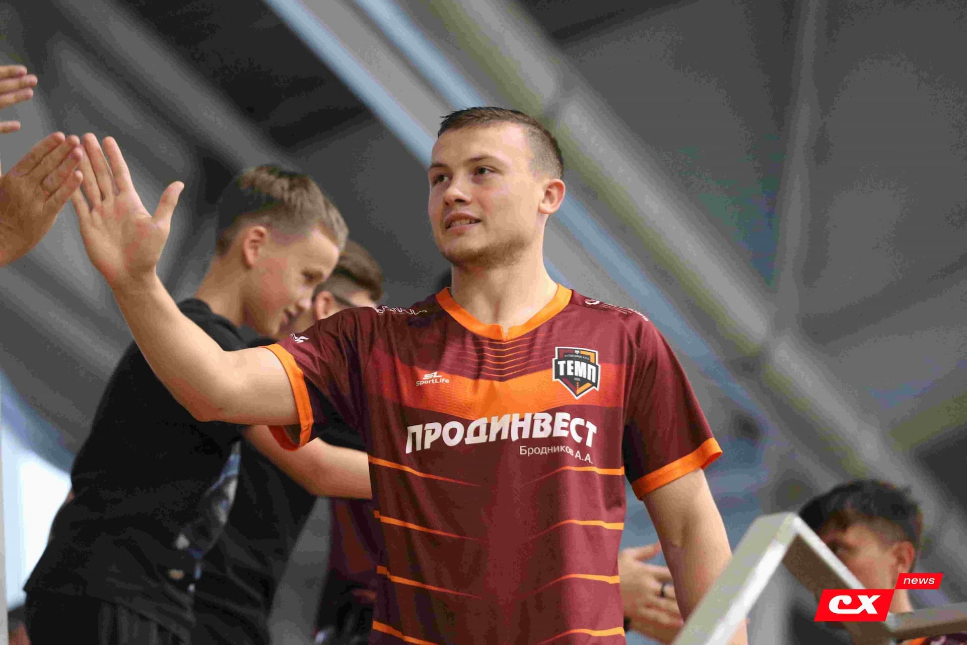 «Темп» 1:1 «КДВ». Третья лига. 26.09.2025. Владимир Мартынов («CX News») и Александр Чёрный («Алтайский спорт») — кадр 132