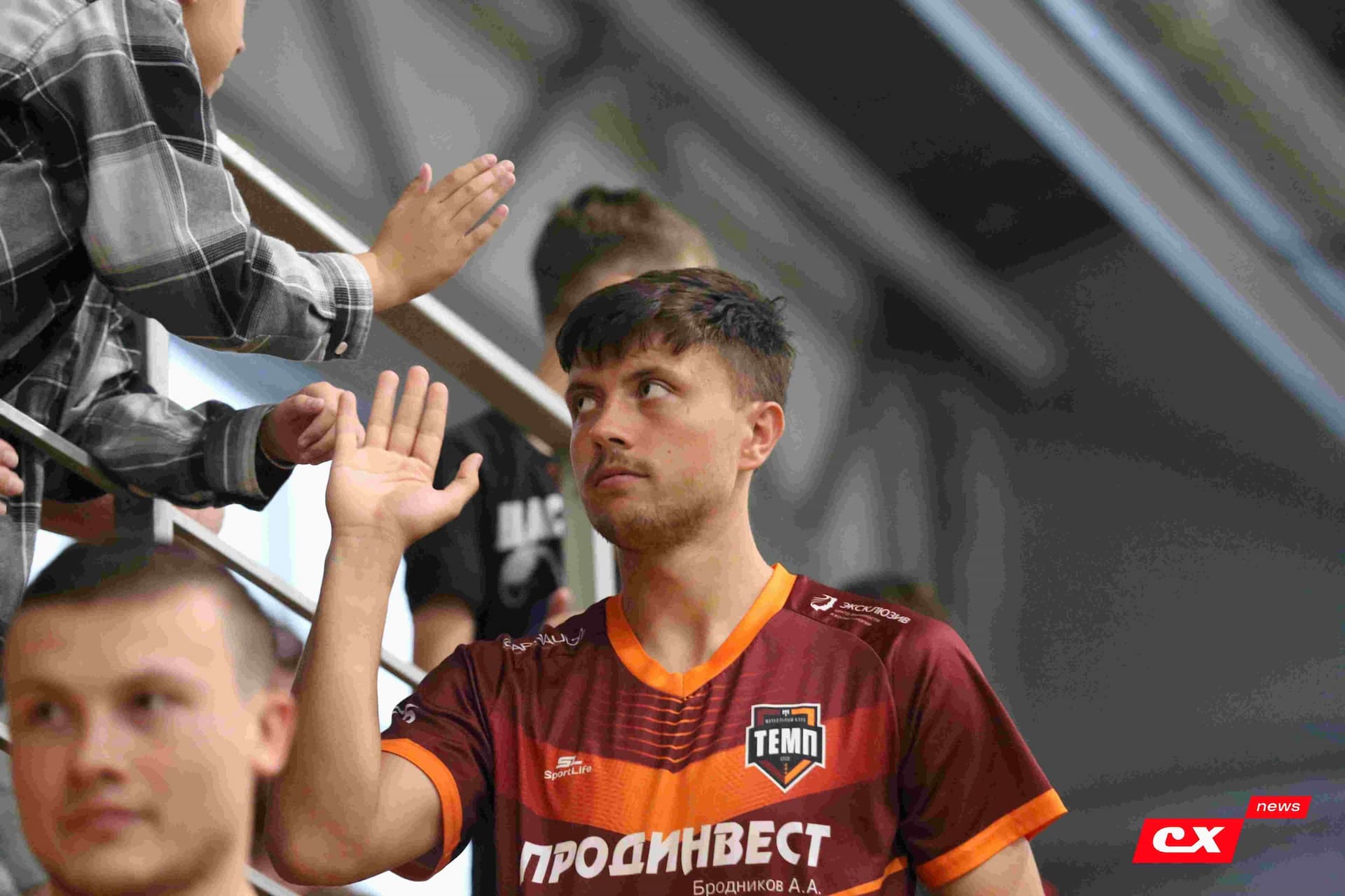 «Темп» 1:1 «КДВ». Третья лига. 26.09.2025. Владимир Мартынов («CX News») и Александр Чёрный («Алтайский спорт») — кадр 135