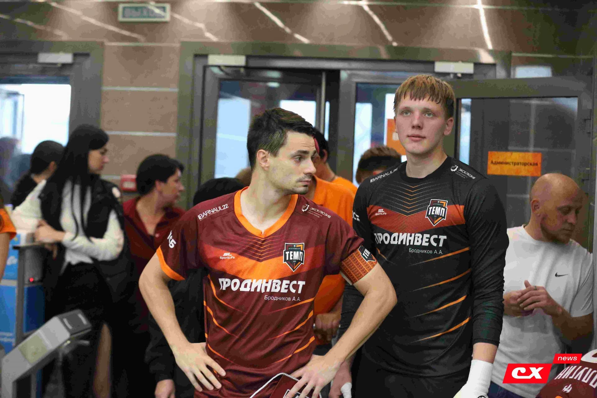 «Темп» 1:1 «КДВ». Третья лига. 26.09.2025. Владимир Мартынов («CX News») и Александр Чёрный («Алтайский спорт») — кадр 136
