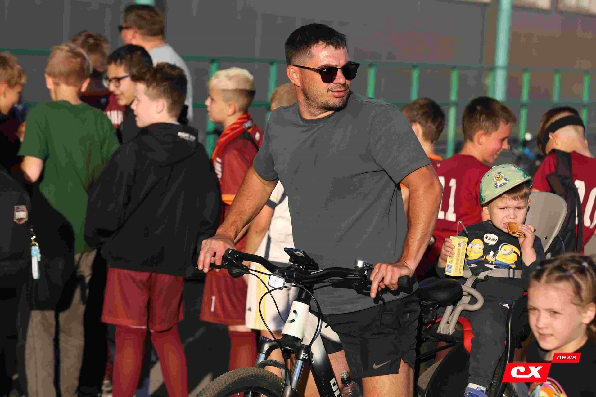 «Темп» 1:1 «КДВ». Третья лига. 26.09.2025. Владимир Мартынов («CX News») и Александр Чёрный («Алтайский спорт») — кадр 19