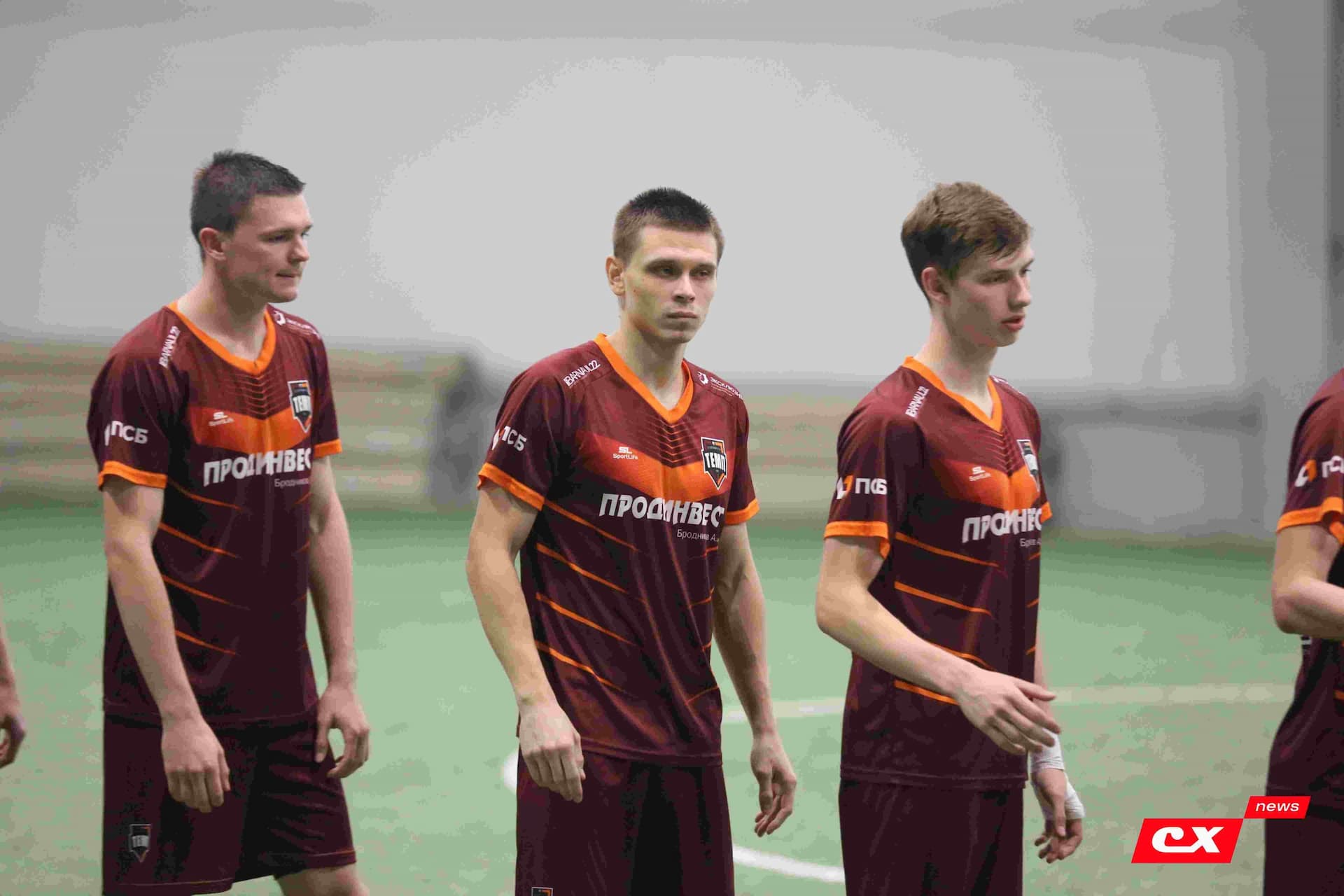 «Темп» 1:1 «КДВ». Третья лига. 26.09.2025. Владимир Мартынов («CX News») и Александр Чёрный («Алтайский спорт») — кадр 141