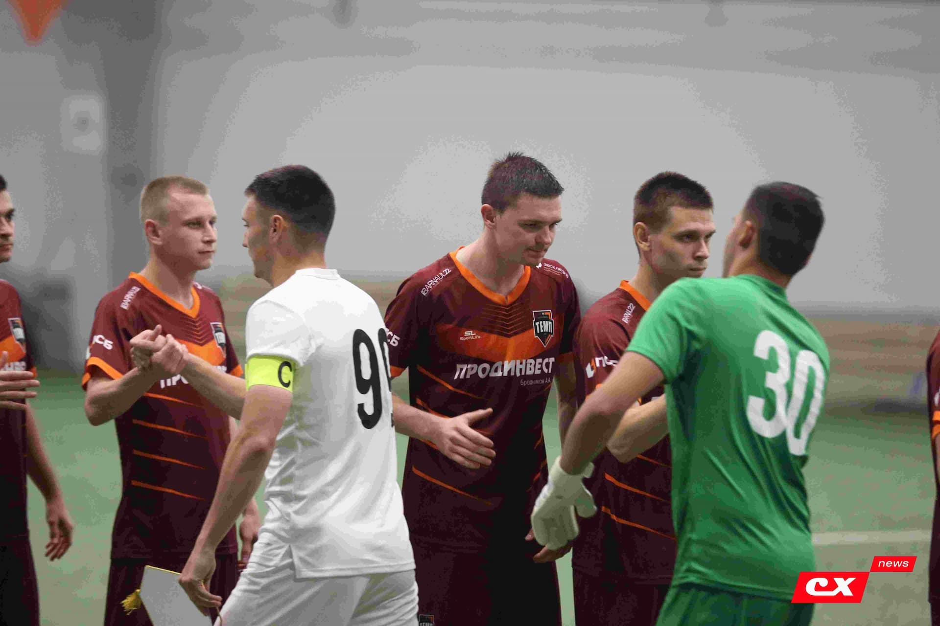 «Темп» 1:1 «КДВ». Третья лига. 26.09.2025. Владимир Мартынов («CX News») и Александр Чёрный («Алтайский спорт») — кадр 144