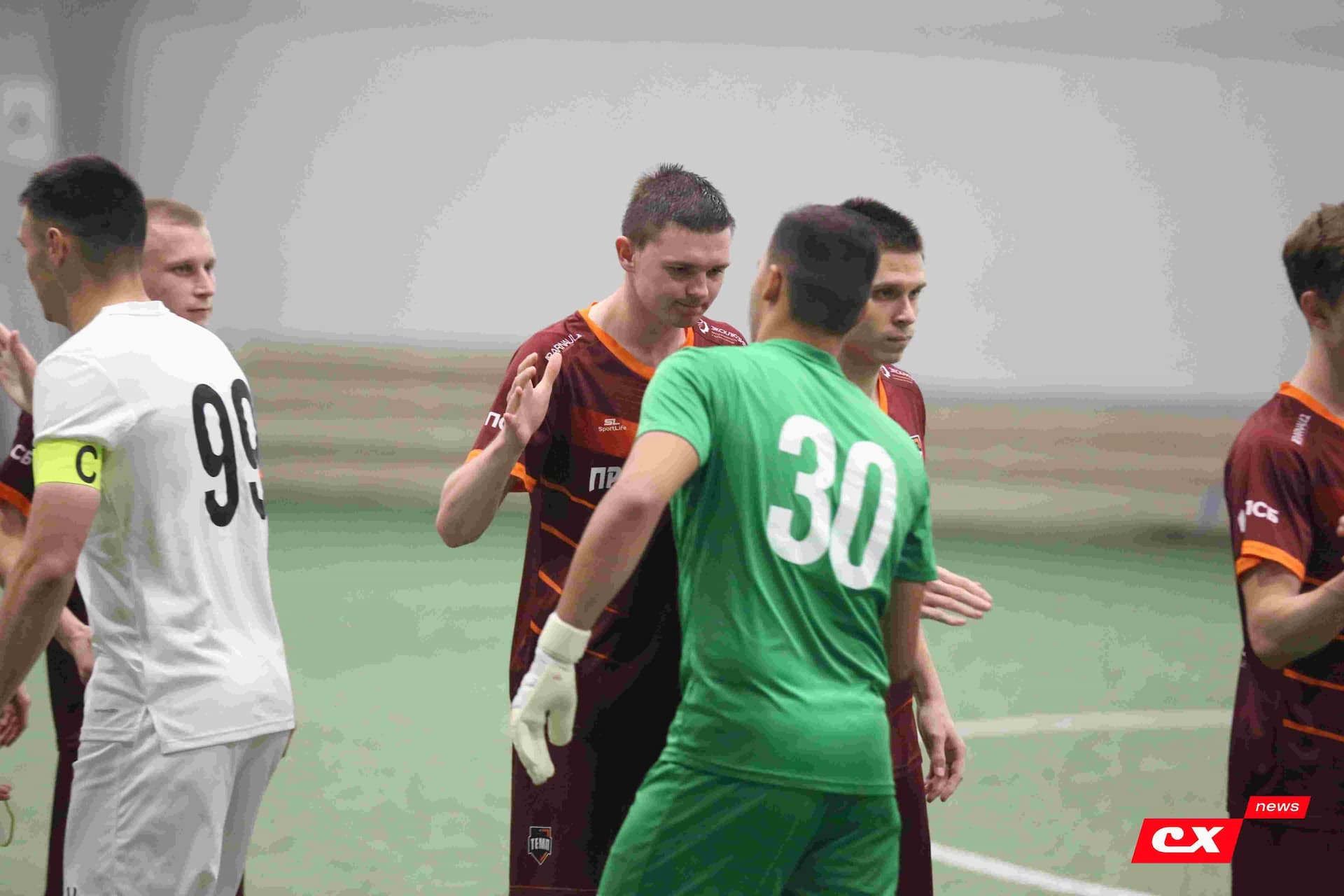 «Темп» 1:1 «КДВ». Третья лига. 26.09.2025. Владимир Мартынов («CX News») и Александр Чёрный («Алтайский спорт») — кадр 145