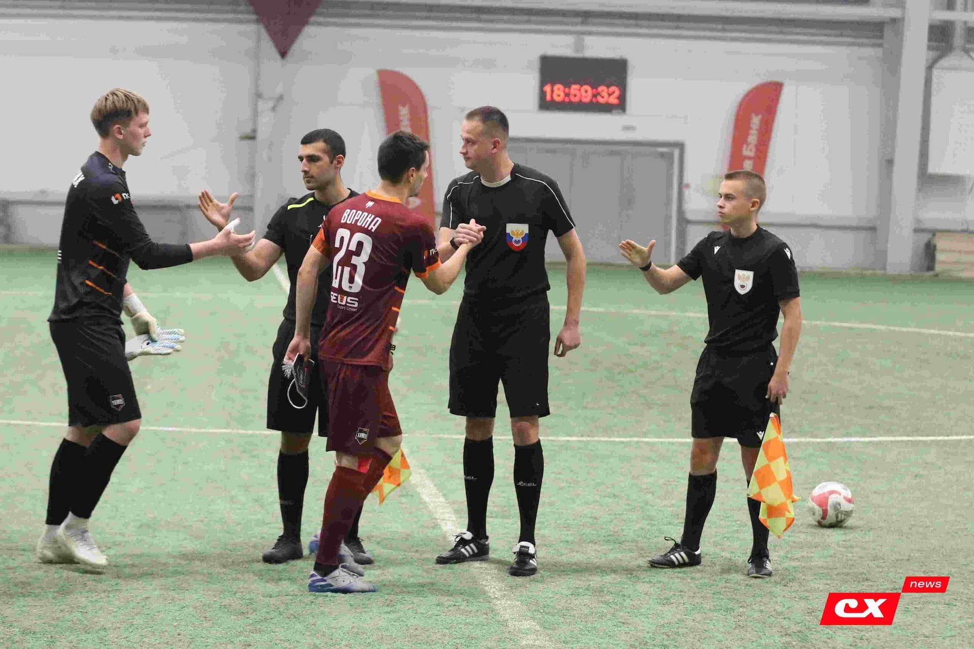 «Темп» 1:1 «КДВ». Третья лига. 26.09.2025. Владимир Мартынов («CX News») и Александр Чёрный («Алтайский спорт») — кадр 146