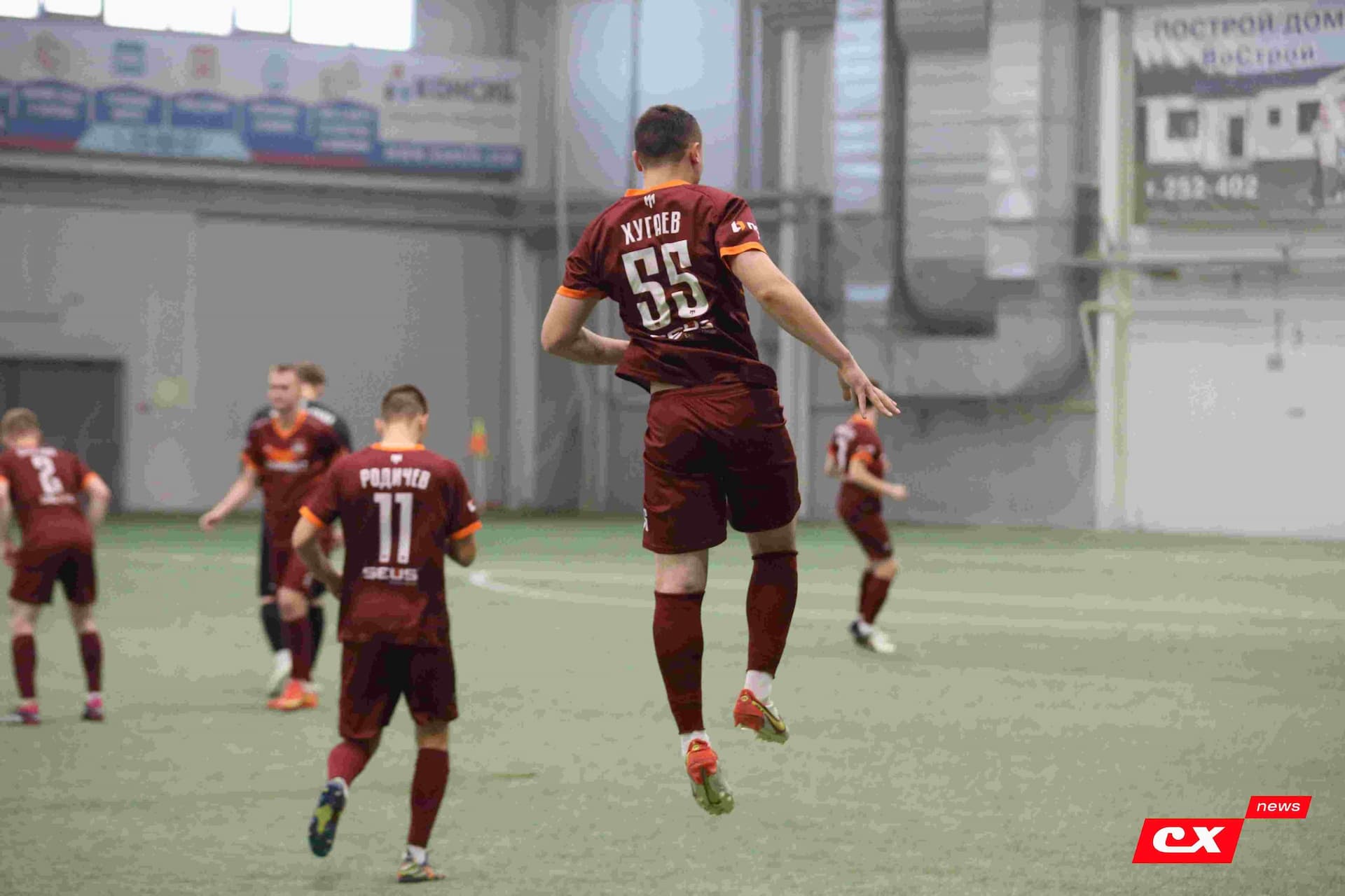 «Темп» 1:1 «КДВ». Третья лига. 26.09.2025. Владимир Мартынов («CX News») и Александр Чёрный («Алтайский спорт») — кадр 148