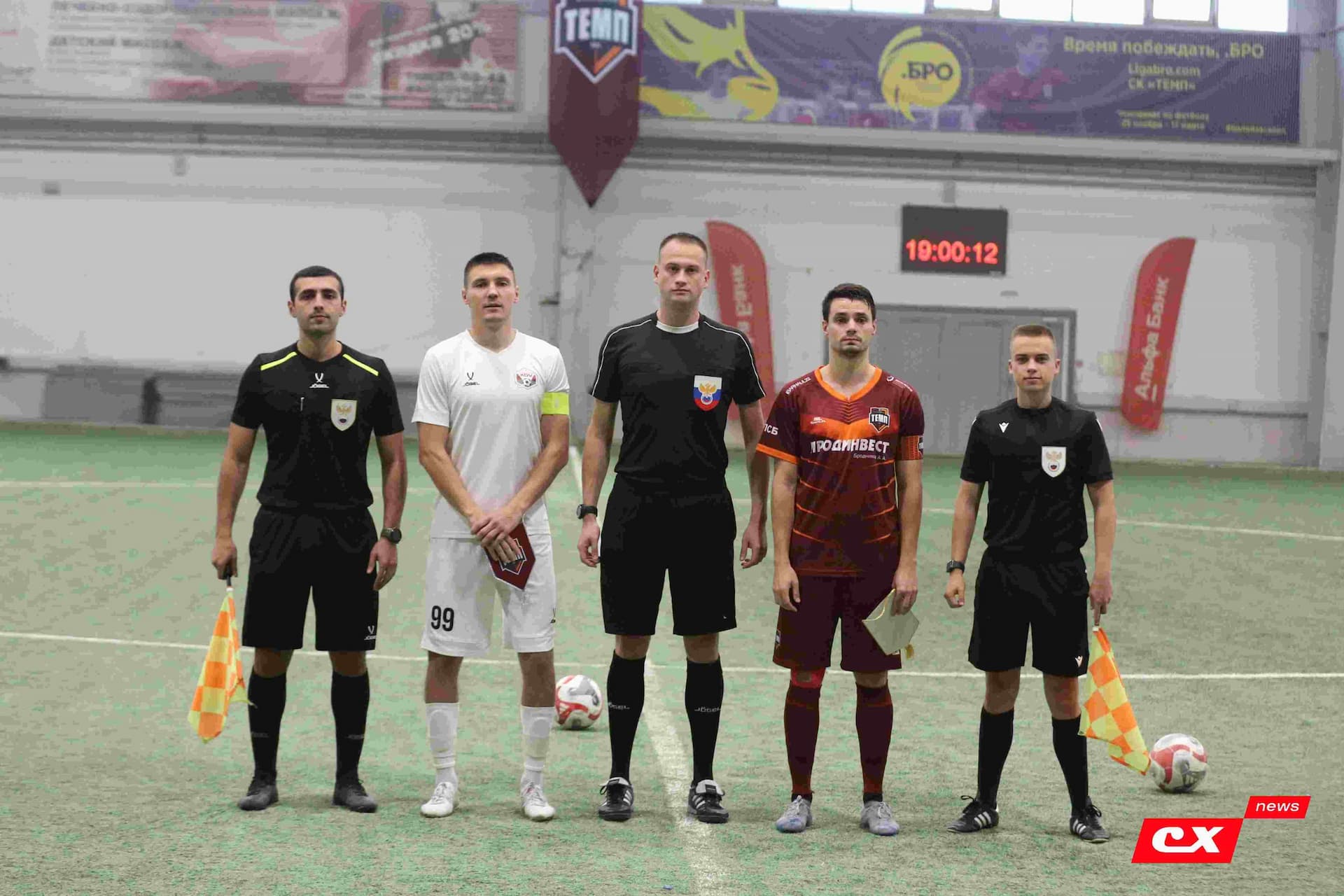 «Темп» 1:1 «КДВ». Третья лига. 26.09.2025. Владимир Мартынов («CX News») и Александр Чёрный («Алтайский спорт») — кадр 153