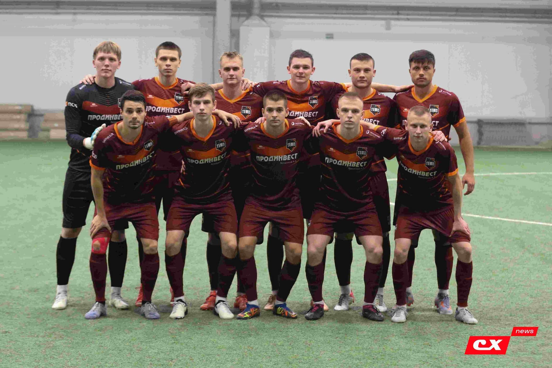 «Темп» 1:1 «КДВ». Третья лига. 26.09.2025. Владимир Мартынов («CX News») и Александр Чёрный («Алтайский спорт») — кадр 154