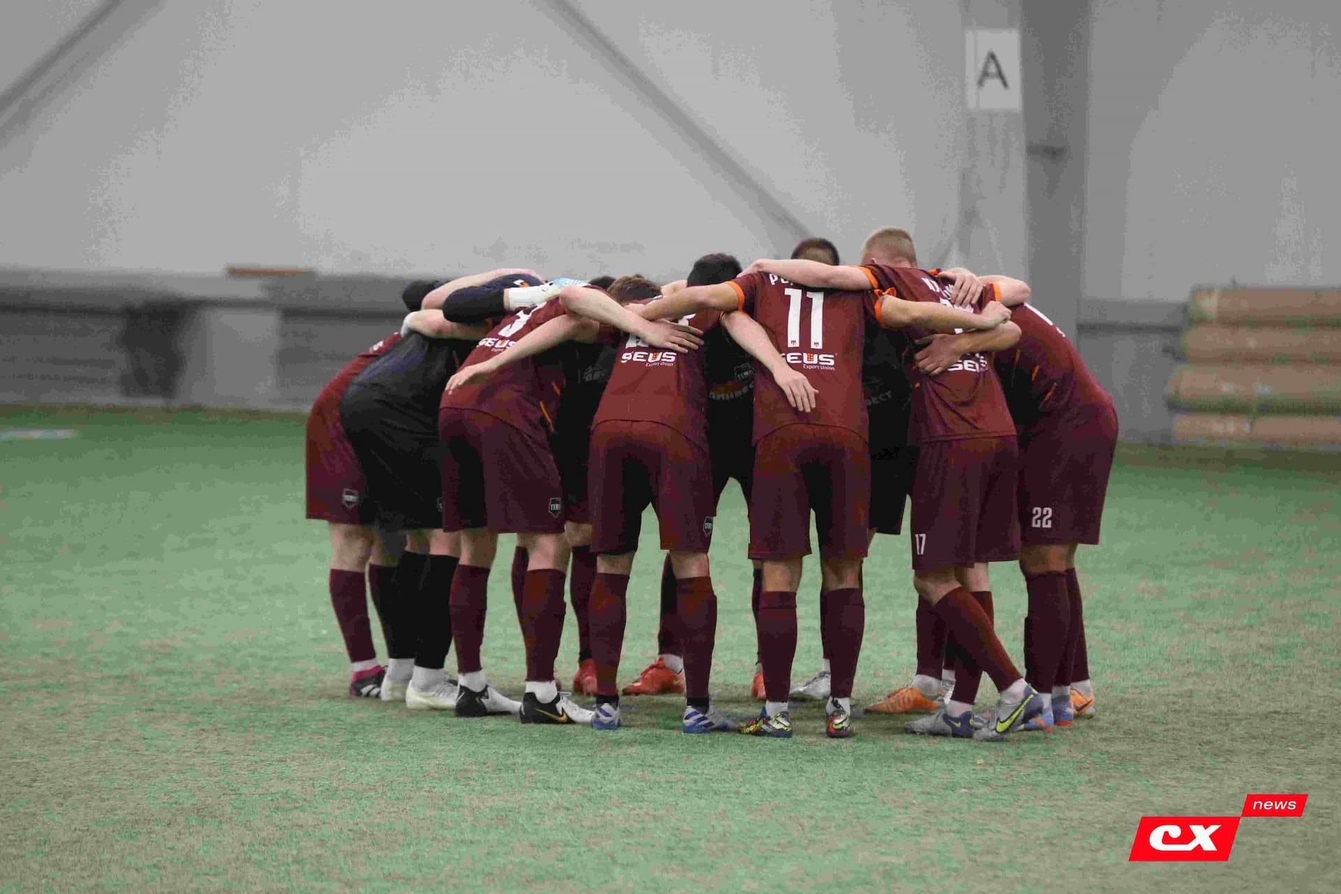 «Темп» 1:1 «КДВ». Третья лига. 26.09.2025. Владимир Мартынов («CX News») и Александр Чёрный («Алтайский спорт») — кадр 157