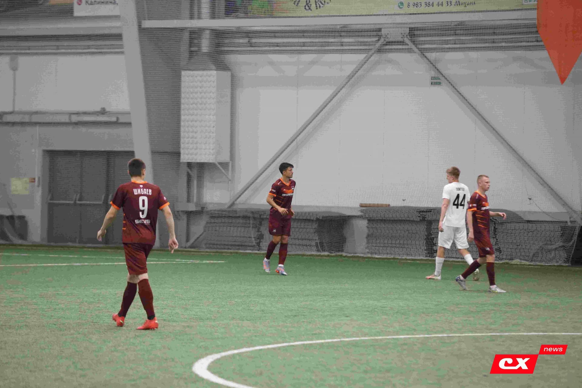 «Темп» 1:1 «КДВ». Третья лига. 26.09.2025. Владимир Мартынов («CX News») и Александр Чёрный («Алтайский спорт») — кадр 165