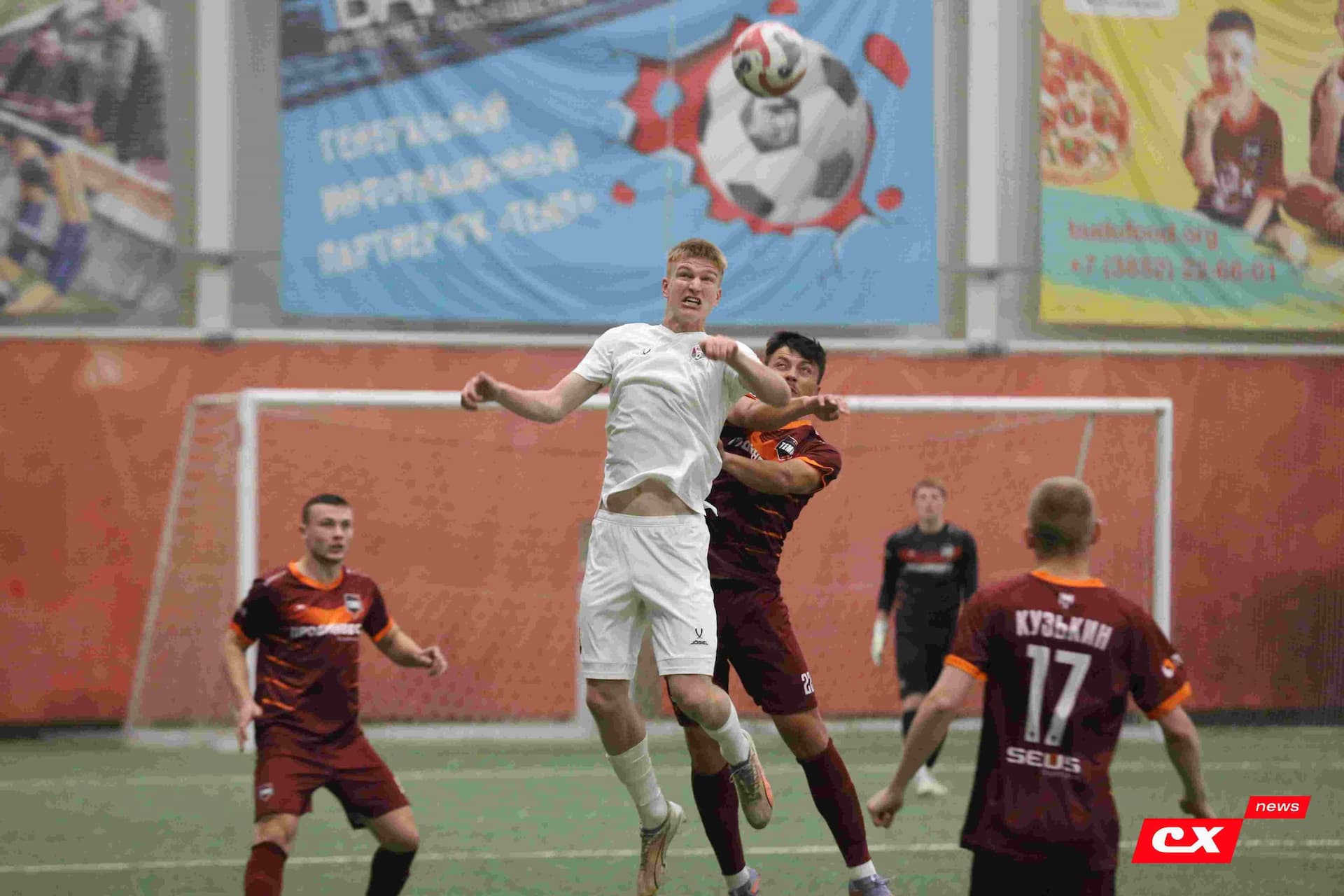 «Темп» 1:1 «КДВ». Третья лига. 26.09.2025. Владимир Мартынов («CX News») и Александр Чёрный («Алтайский спорт») — кадр 174