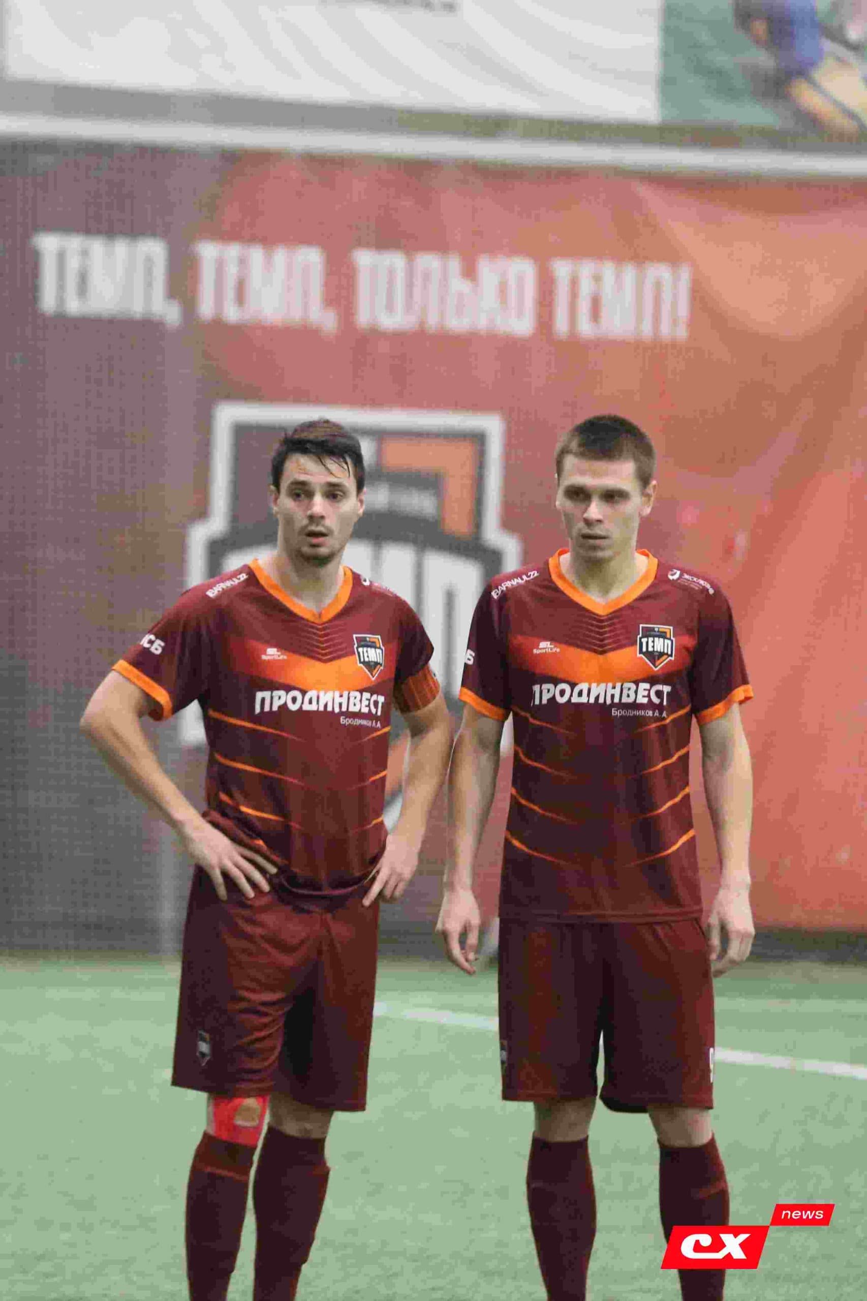 «Темп» 1:1 «КДВ». Третья лига. 26.09.2025. Владимир Мартынов («CX News») и Александр Чёрный («Алтайский спорт») — кадр 179