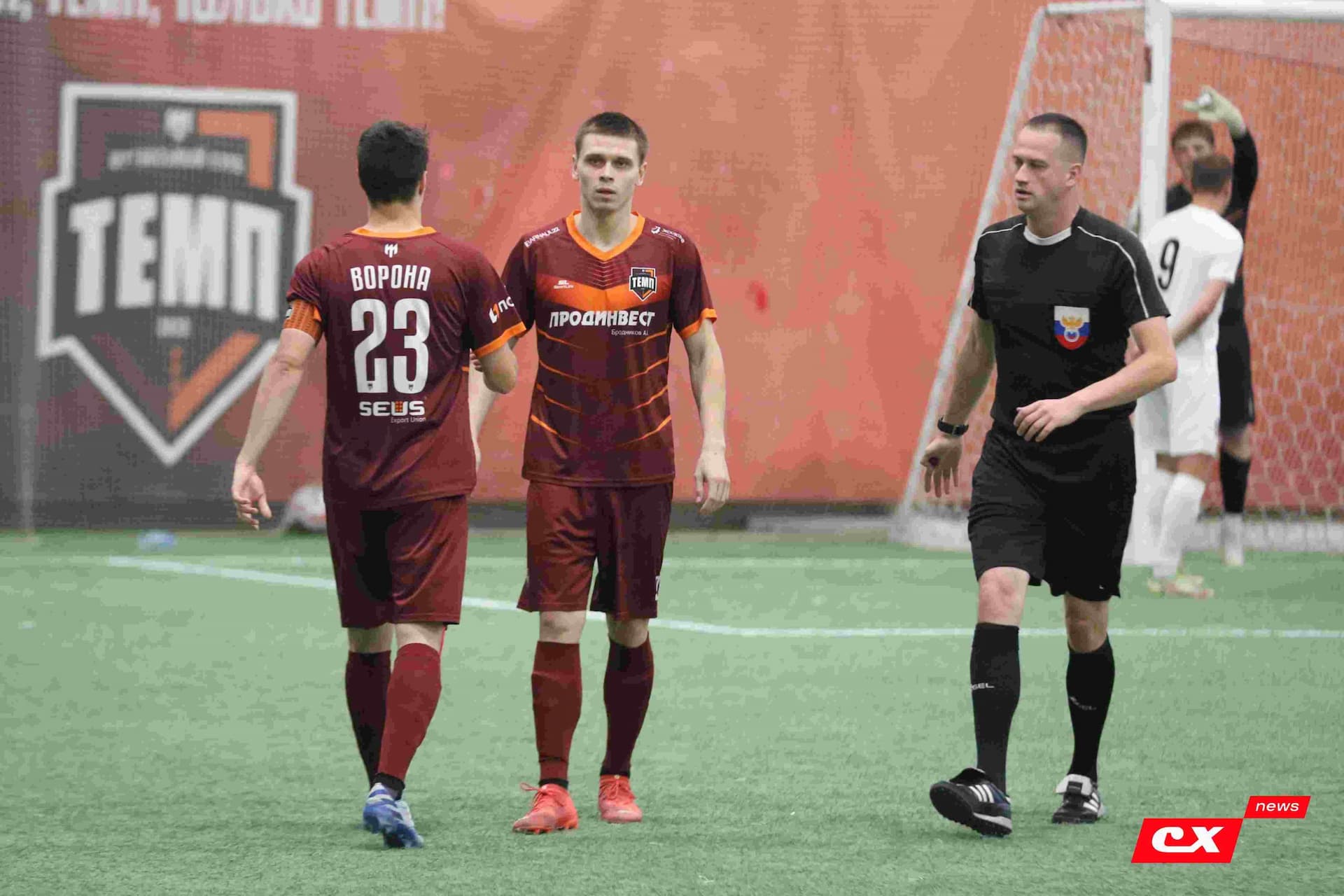 «Темп» 1:1 «КДВ». Третья лига. 26.09.2025. Владимир Мартынов («CX News») и Александр Чёрный («Алтайский спорт») — кадр 180