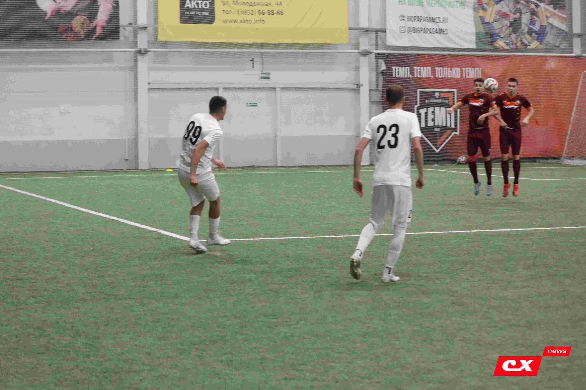 «Темп» 1:1 «КДВ». Третья лига. 26.09.2025. Владимир Мартынов («CX News») и Александр Чёрный («Алтайский спорт») — кадр 183
