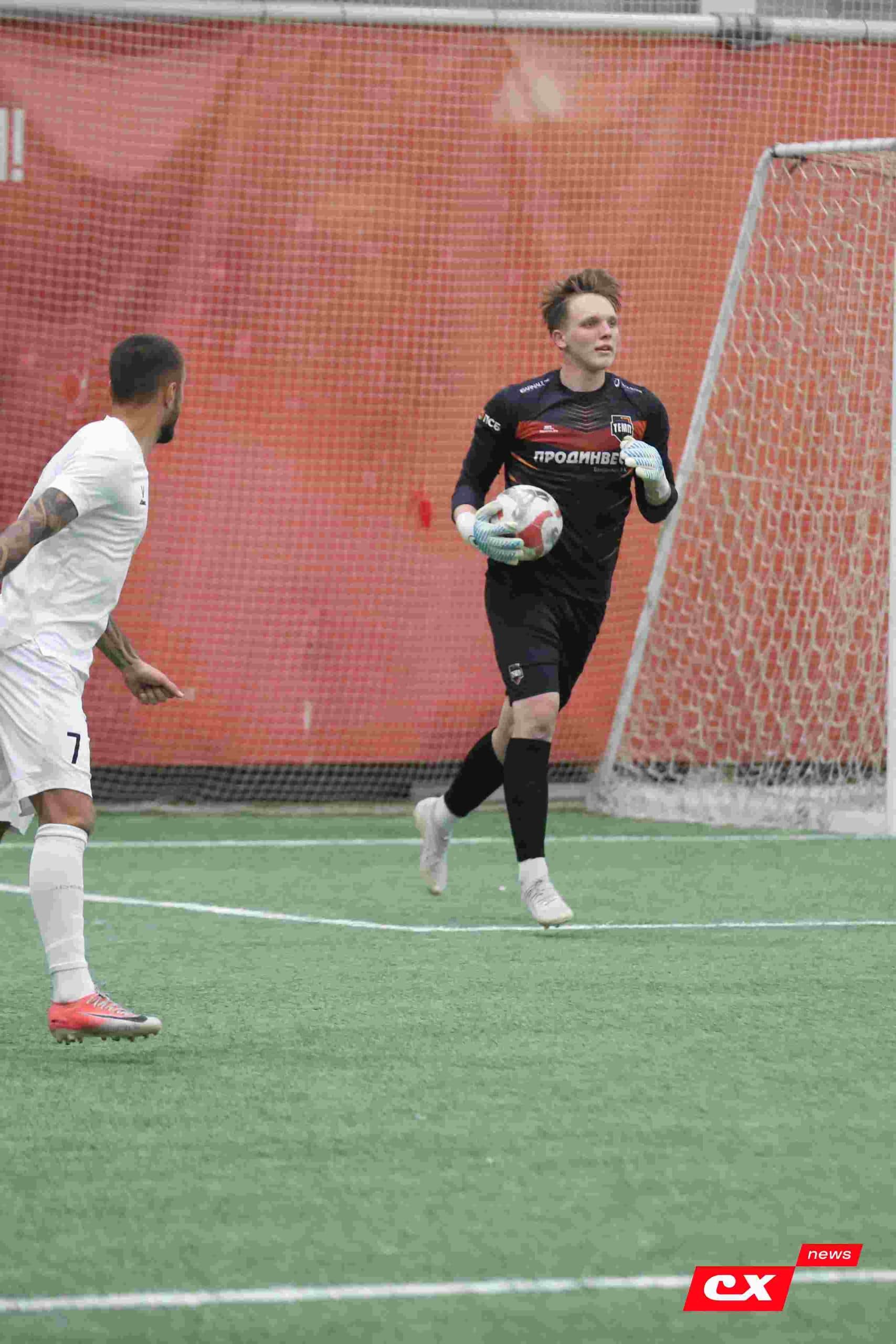«Темп» 1:1 «КДВ». Третья лига. 26.09.2025. Владимир Мартынов («CX News») и Александр Чёрный («Алтайский спорт») — кадр 185