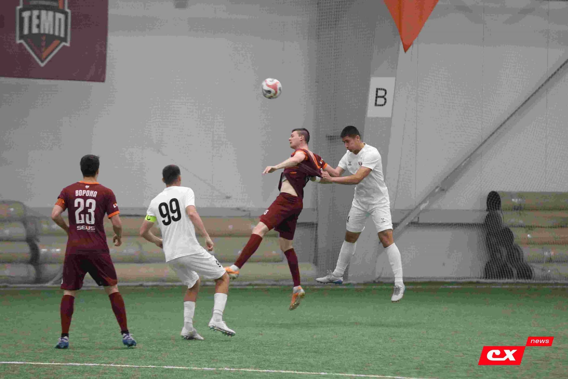 «Темп» 1:1 «КДВ». Третья лига. 26.09.2025. Владимир Мартынов («CX News») и Александр Чёрный («Алтайский спорт») — кадр 186