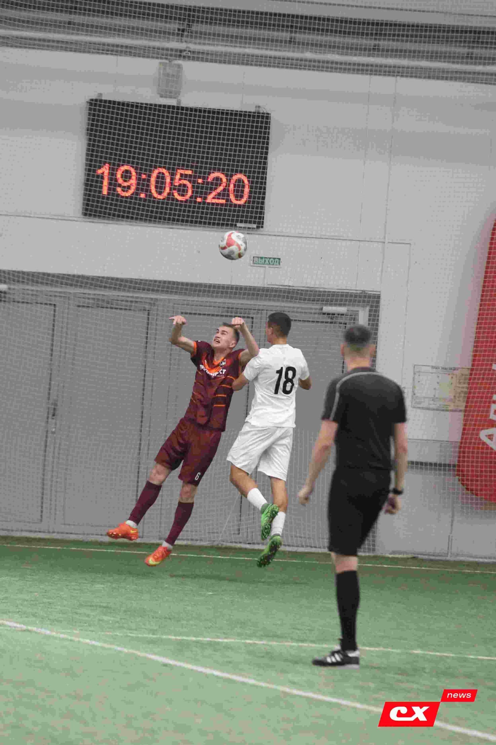 «Темп» 1:1 «КДВ». Третья лига. 26.09.2025. Владимир Мартынов («CX News») и Александр Чёрный («Алтайский спорт») — кадр 190