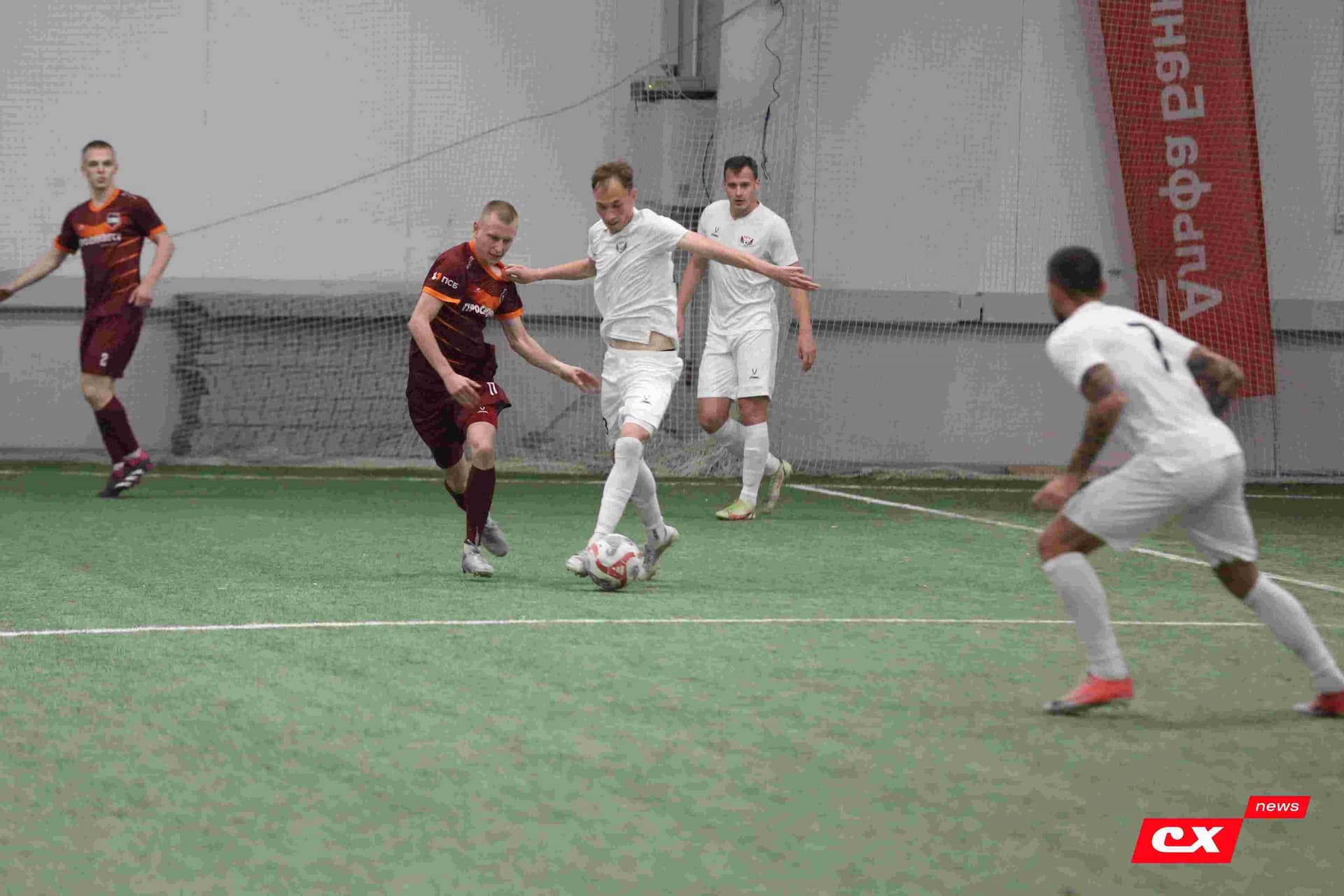 «Темп» 1:1 «КДВ». Третья лига. 26.09.2025. Владимир Мартынов («CX News») и Александр Чёрный («Алтайский спорт») — кадр 193