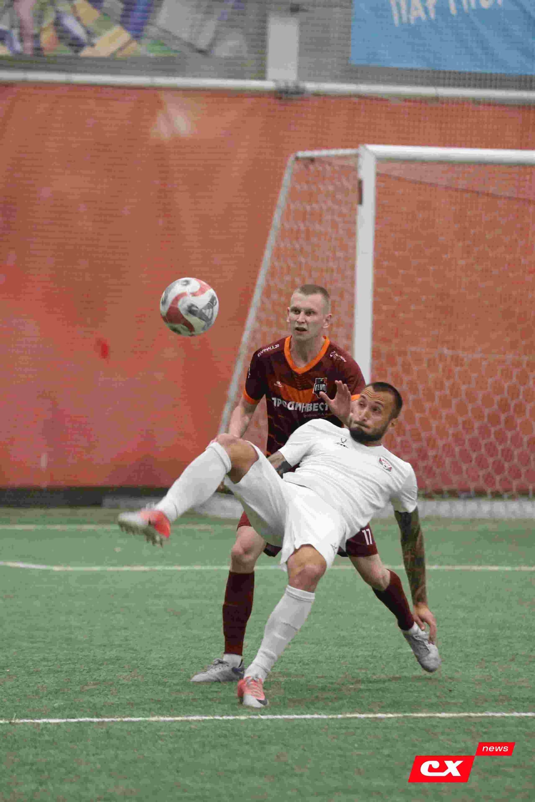 «Темп» 1:1 «КДВ». Третья лига. 26.09.2025. Владимир Мартынов («CX News») и Александр Чёрный («Алтайский спорт») — кадр 201