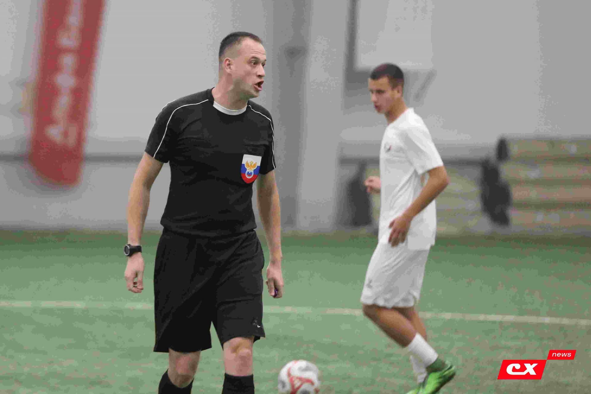 «Темп» 1:1 «КДВ». Третья лига. 26.09.2025. Владимир Мартынов («CX News») и Александр Чёрный («Алтайский спорт») — кадр 205