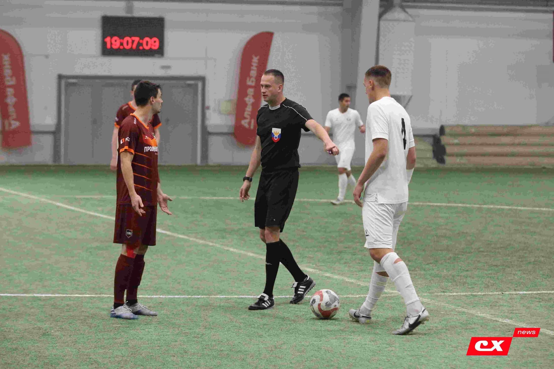 «Темп» 1:1 «КДВ». Третья лига. 26.09.2025. Владимир Мартынов («CX News») и Александр Чёрный («Алтайский спорт») — кадр 206