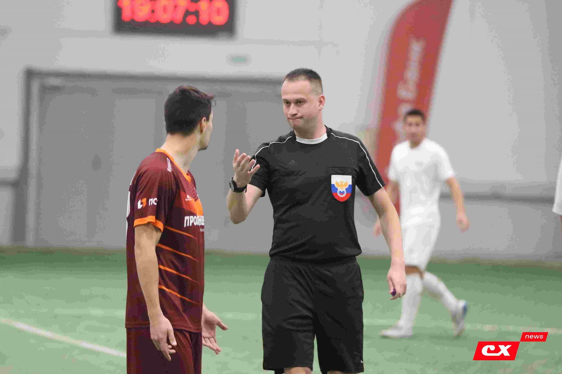 «Темп» 1:1 «КДВ». Третья лига. 26.09.2025. Владимир Мартынов («CX News») и Александр Чёрный («Алтайский спорт») — кадр 207