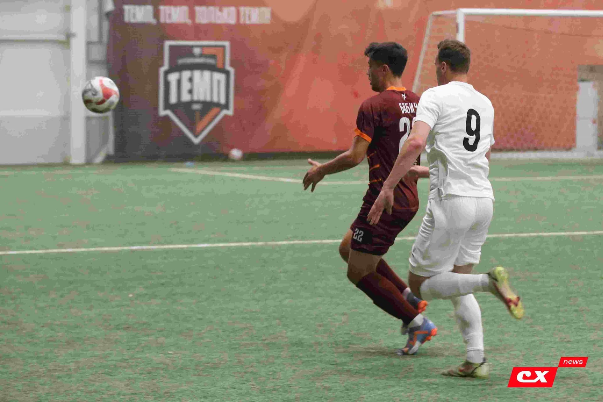 «Темп» 1:1 «КДВ». Третья лига. 26.09.2025. Владимир Мартынов («CX News») и Александр Чёрный («Алтайский спорт») — кадр 215