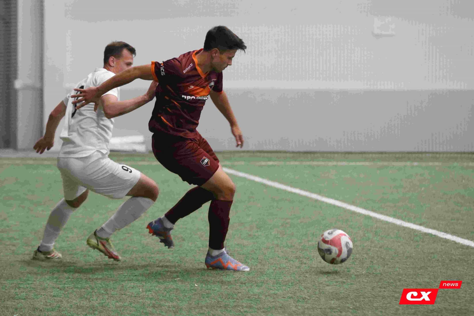 «Темп» 1:1 «КДВ». Третья лига. 26.09.2025. Владимир Мартынов («CX News») и Александр Чёрный («Алтайский спорт») — кадр 216