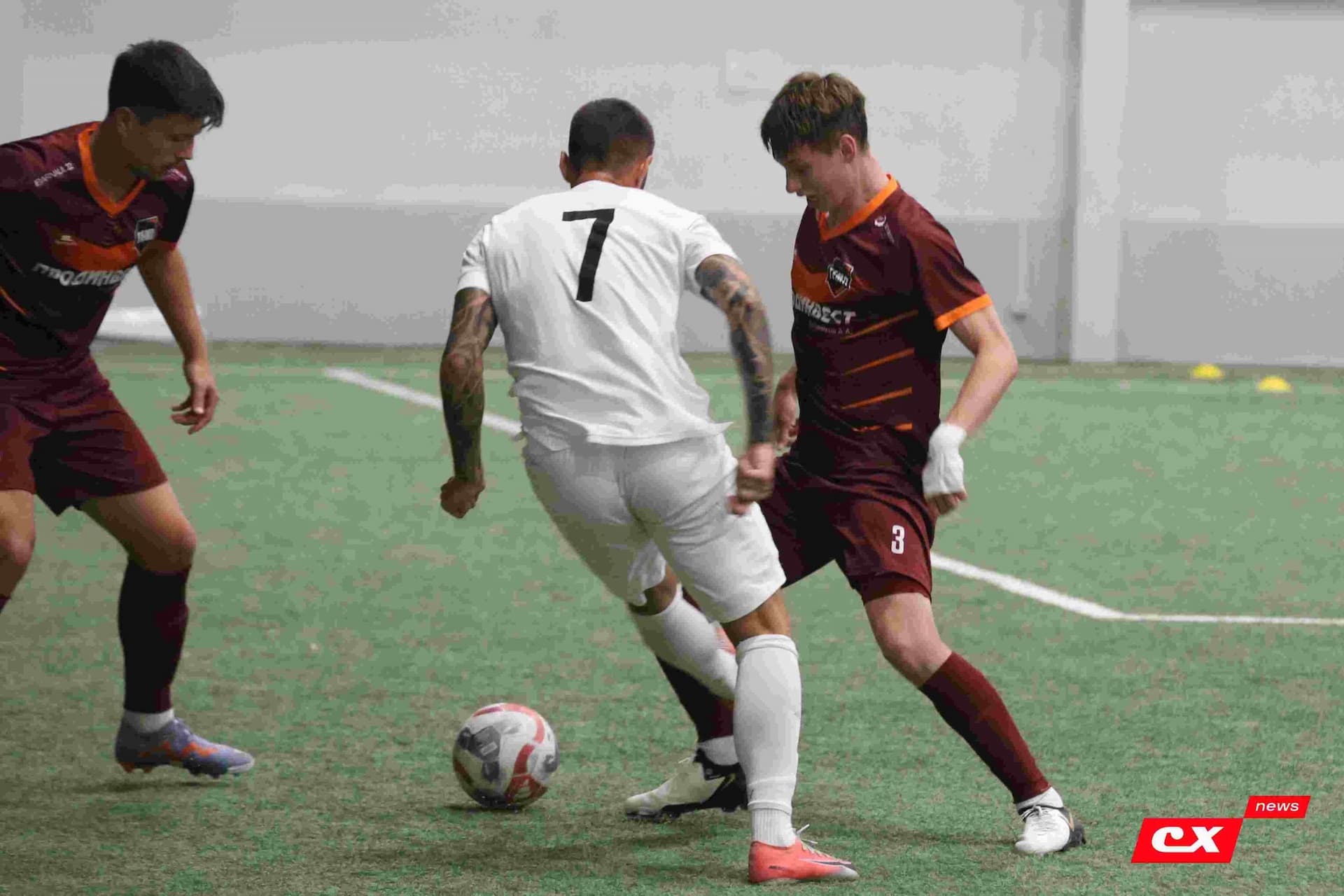 «Темп» 1:1 «КДВ». Третья лига. 26.09.2025. Владимир Мартынов («CX News») и Александр Чёрный («Алтайский спорт») — кадр 220