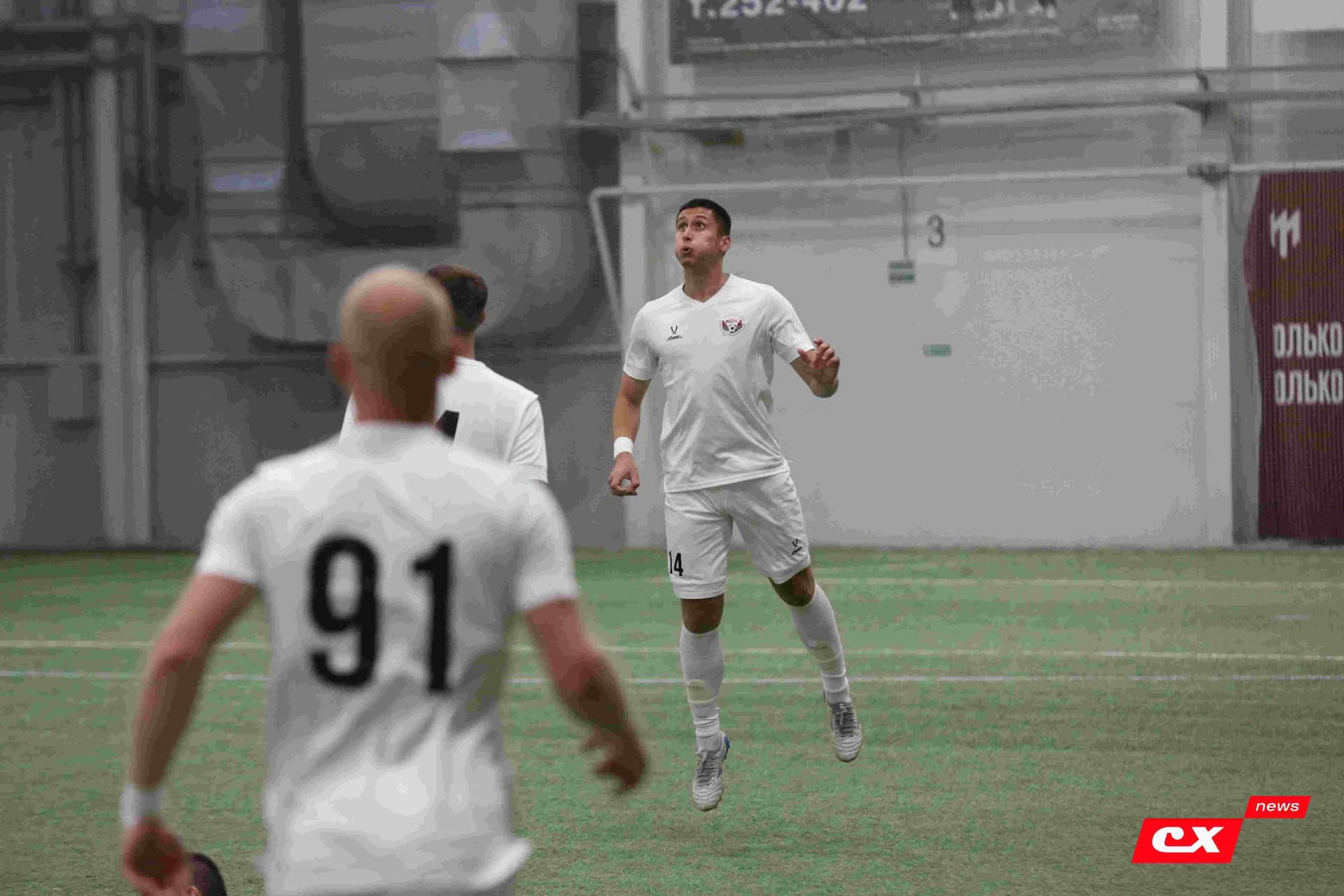 «Темп» 1:1 «КДВ». Третья лига. 26.09.2025. Владимир Мартынов («CX News») и Александр Чёрный («Алтайский спорт») — кадр 226