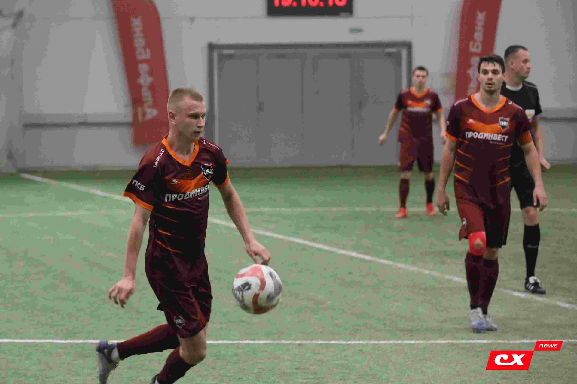 «Темп» 1:1 «КДВ». Третья лига. 26.09.2025. Владимир Мартынов («CX News») и Александр Чёрный («Алтайский спорт») — кадр 227