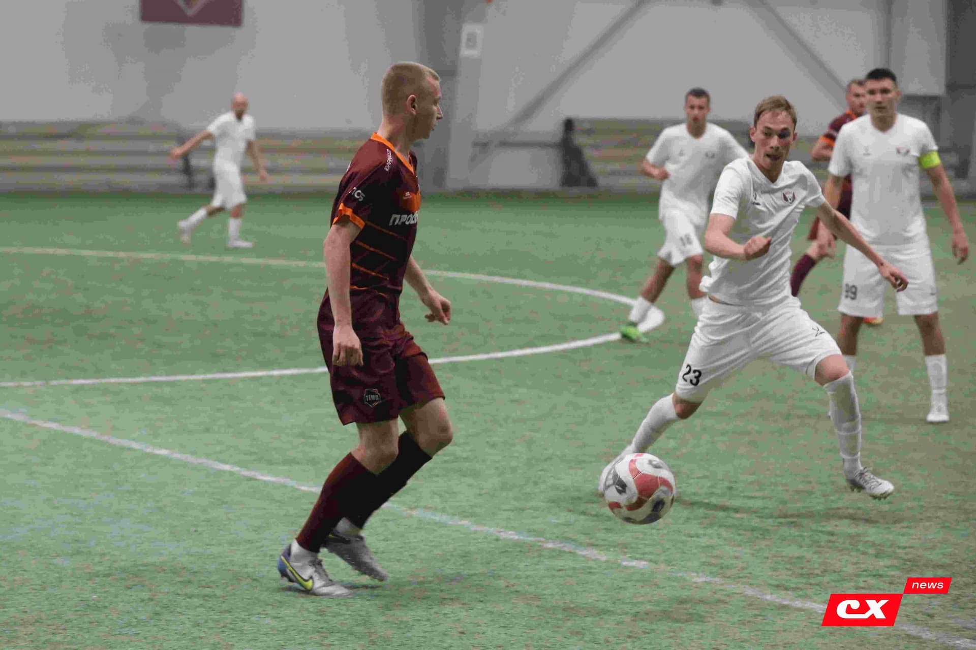 «Темп» 1:1 «КДВ». Третья лига. 26.09.2025. Владимир Мартынов («CX News») и Александр Чёрный («Алтайский спорт») — кадр 228