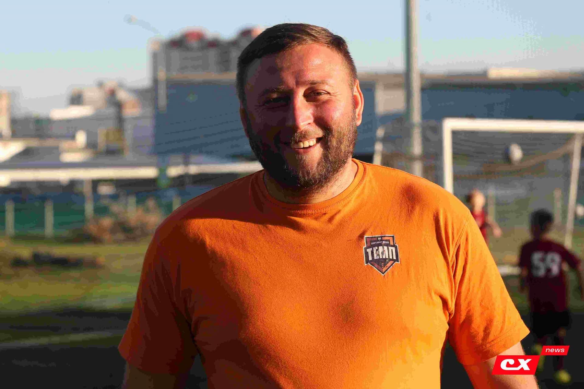 «Темп» 1:1 «КДВ». Третья лига. 26.09.2025. Владимир Мартынов («CX News») и Александр Чёрный («Алтайский спорт») — кадр 29