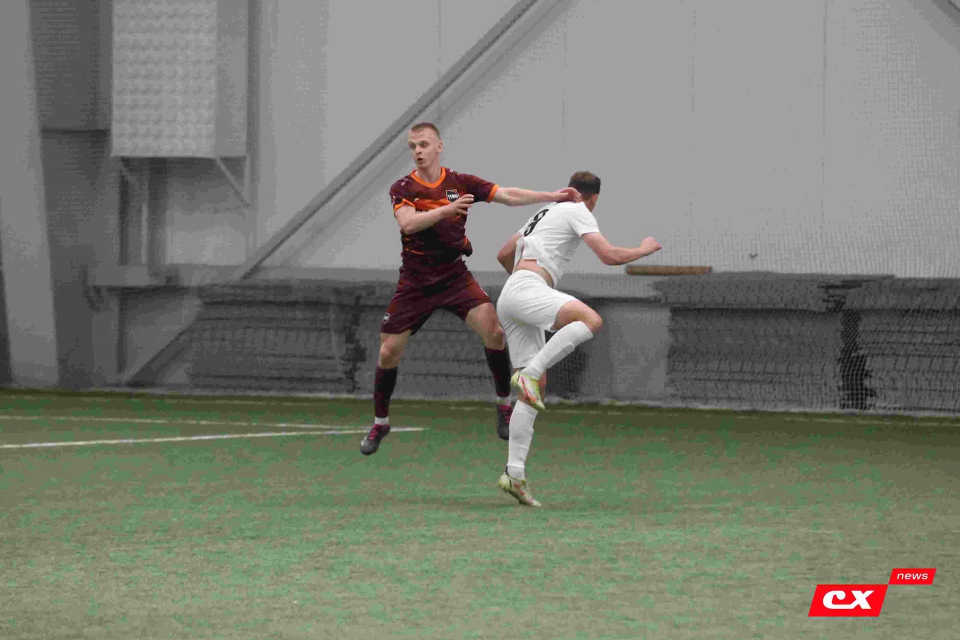 «Темп» 1:1 «КДВ». Третья лига. 26.09.2025. Владимир Мартынов («CX News») и Александр Чёрный («Алтайский спорт») — кадр 265