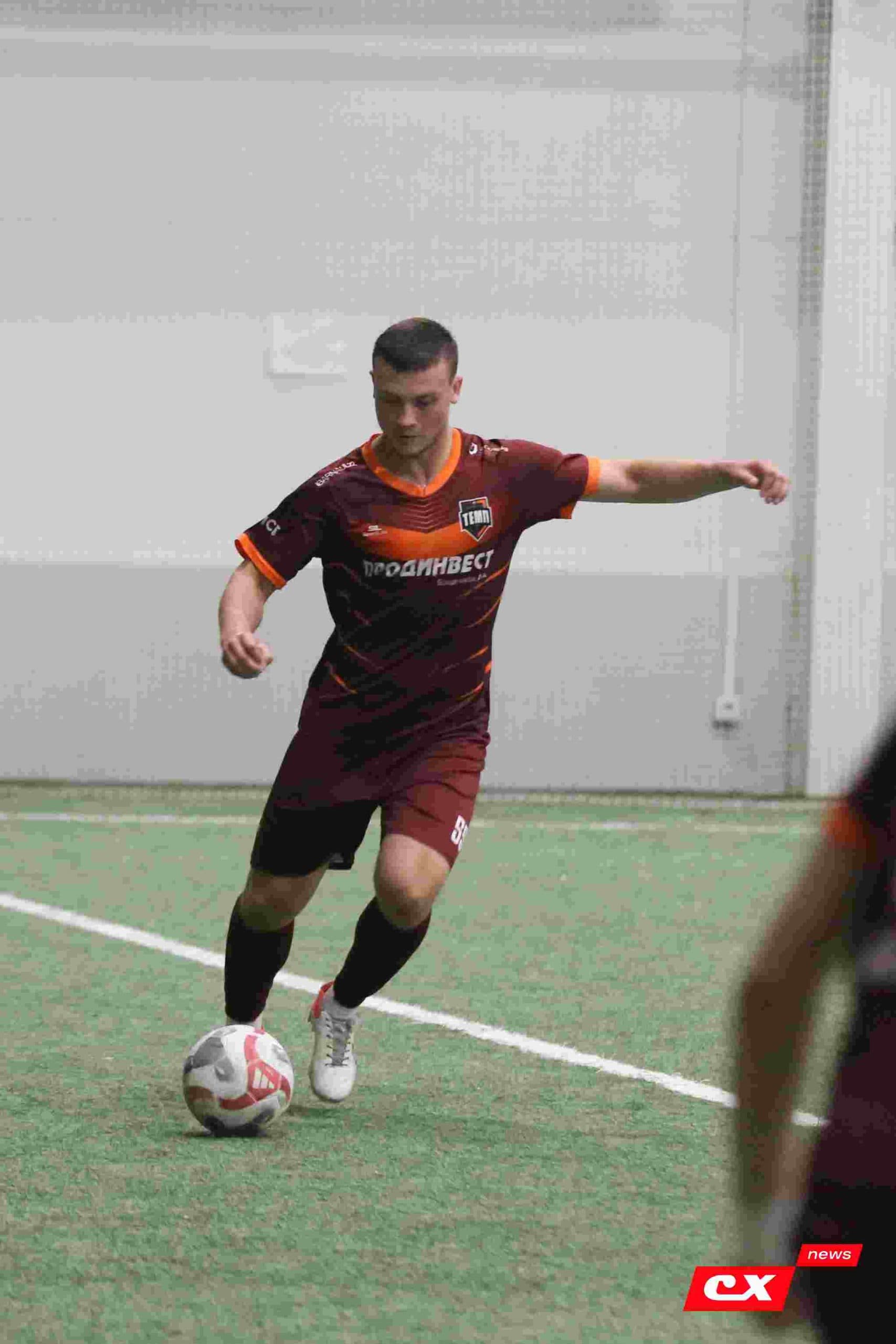 «Темп» 1:1 «КДВ». Третья лига. 26.09.2025. Владимир Мартынов («CX News») и Александр Чёрный («Алтайский спорт») — кадр 266