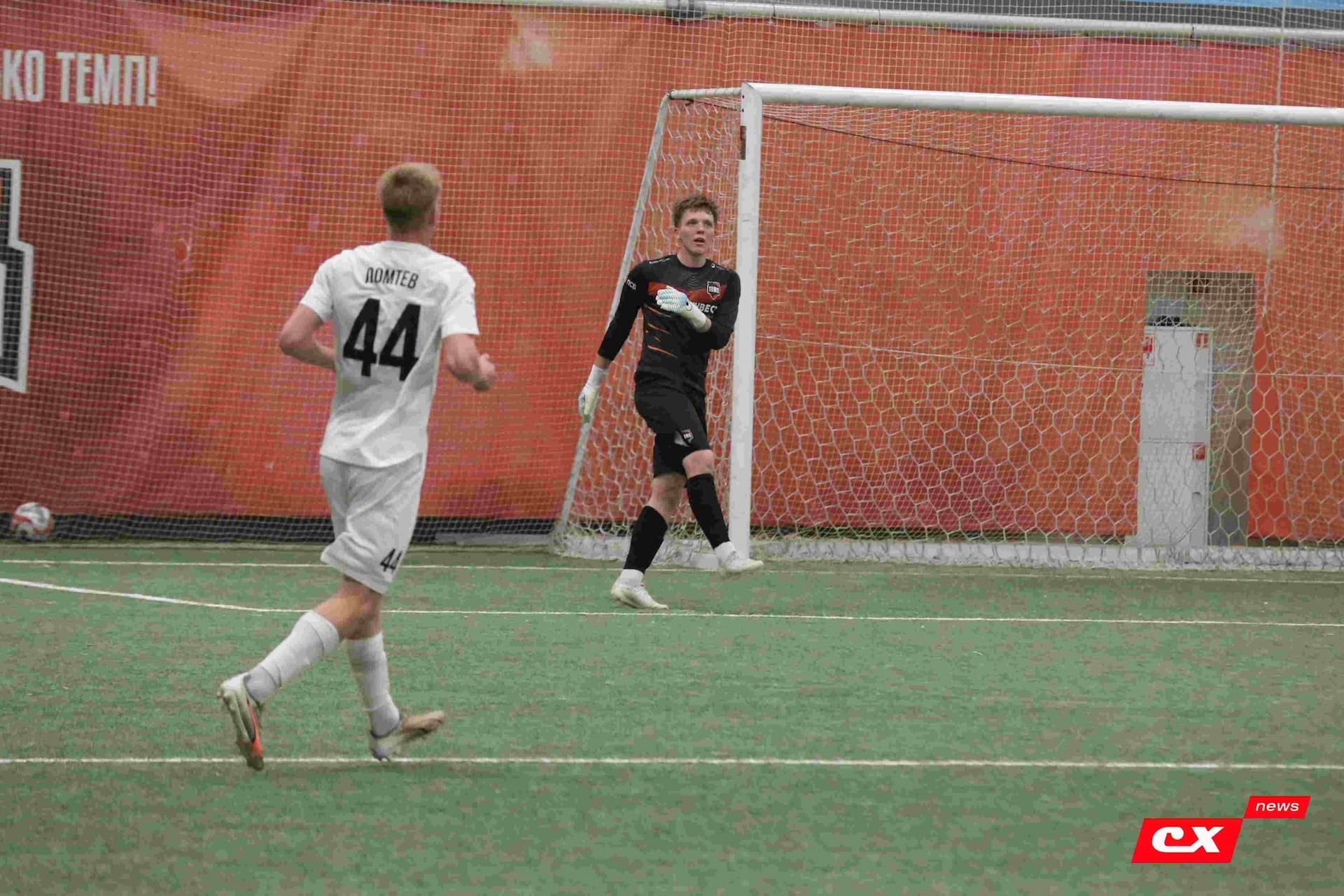 «Темп» 1:1 «КДВ». Третья лига. 26.09.2025. Владимир Мартынов («CX News») и Александр Чёрный («Алтайский спорт») — кадр 269