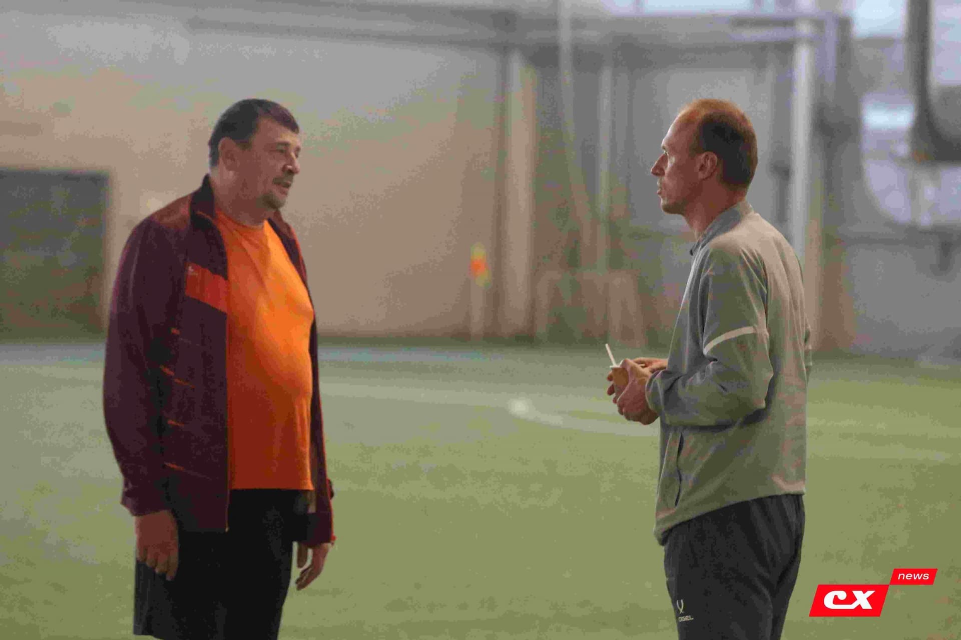 «Темп» 1:1 «КДВ». Третья лига. 26.09.2025. Владимир Мартынов («CX News») и Александр Чёрный («Алтайский спорт») — кадр 32