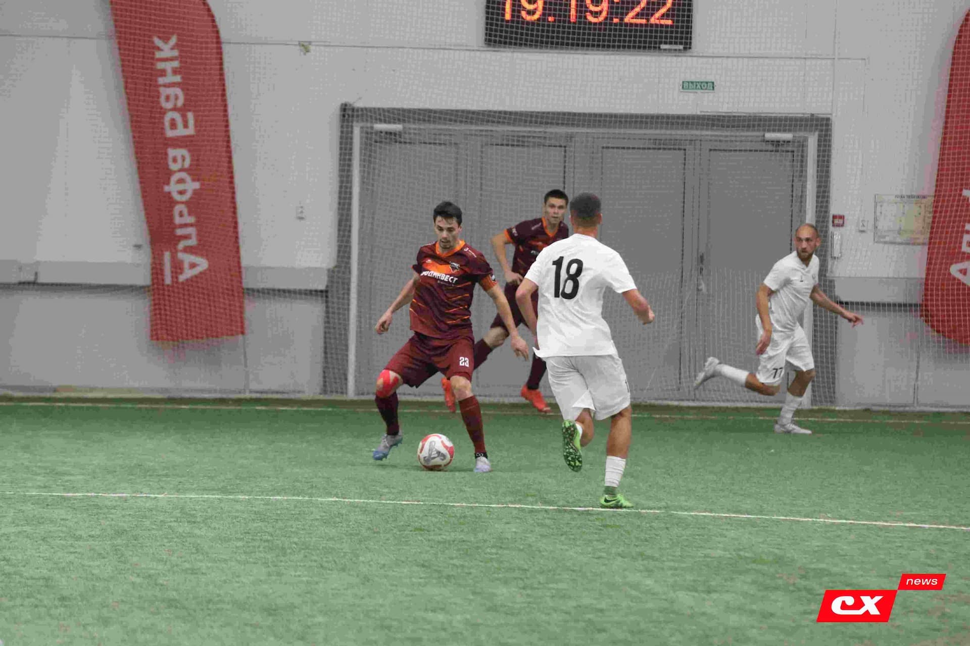 «Темп» 1:1 «КДВ». Третья лига. 26.09.2025. Владимир Мартынов («CX News») и Александр Чёрный («Алтайский спорт») — кадр 272